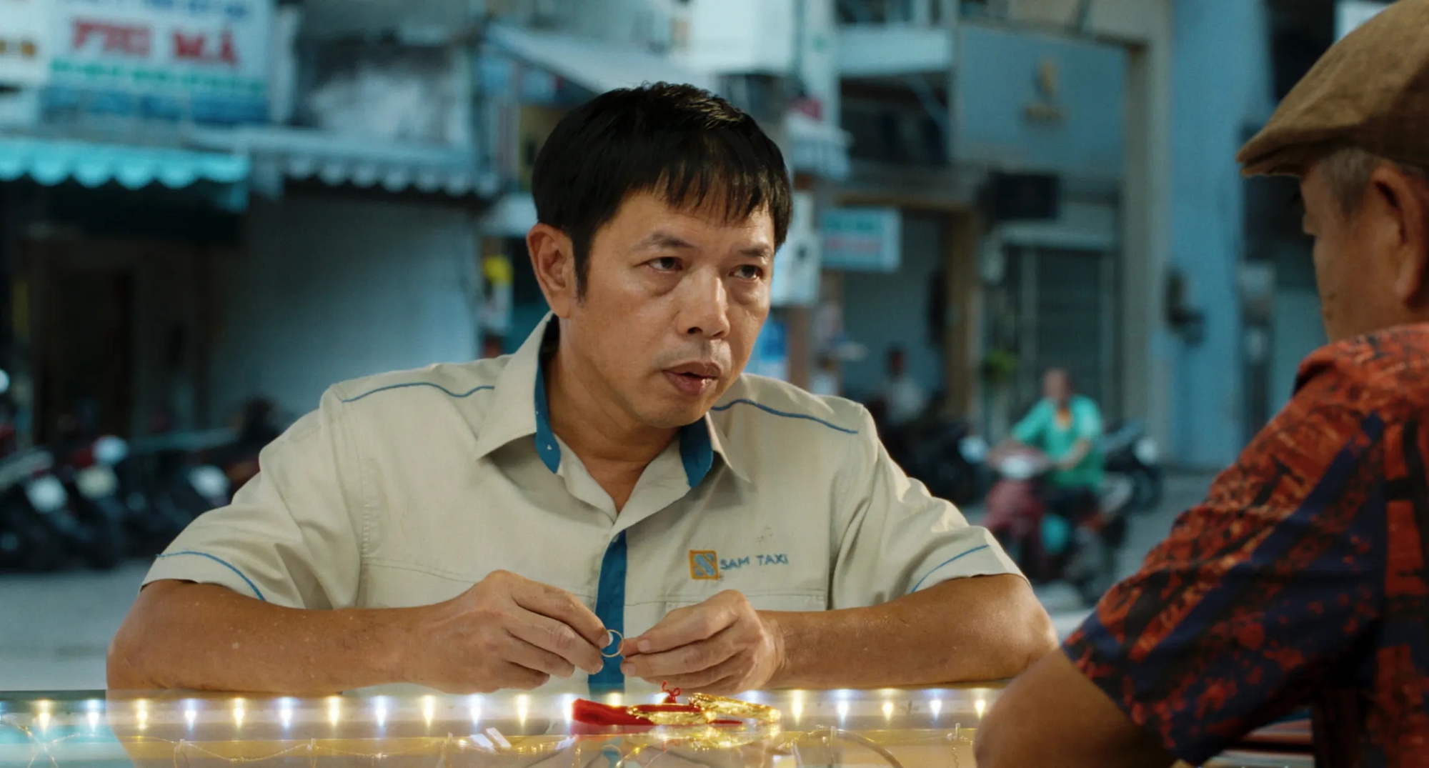 Review cực n&oacute;ng Anh H&ugrave;ng: Th&aacute;i H&ograve;a xứng tầm "n&oacute;c nh&agrave;" diễn xuất, một c&aacute;i t&ecirc;n g&acirc;y ức chế cực độ- Ảnh 1.