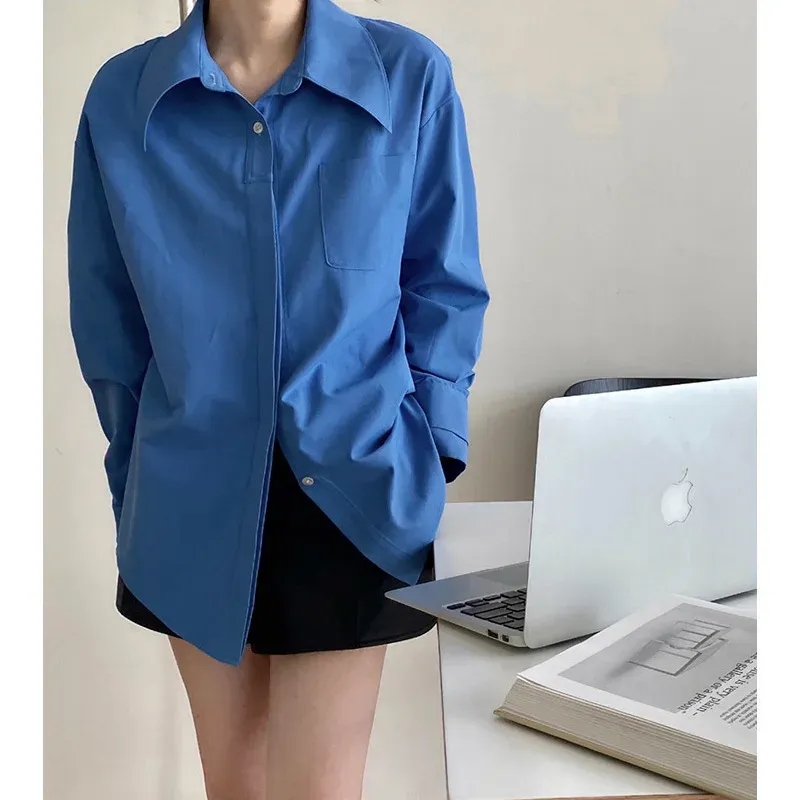 Kh&ocirc;ng cần cố: Chỉ sơ mi xanh v&agrave; quần ống rộng cũng đủ tạo thần th&aacute;i ri&ecirc;ng - Ảnh 9.