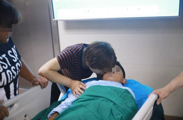 B&eacute; trai 8 tuổi ho ra m&aacute;u suốt 10 ng&agrave;y, b&aacute;c sĩ gắp được "thủ phạm" h&uacute;t m&aacute;u d&agrave;i 8cm đang ngo ngoe b&ograve; trườn - Ảnh 1.