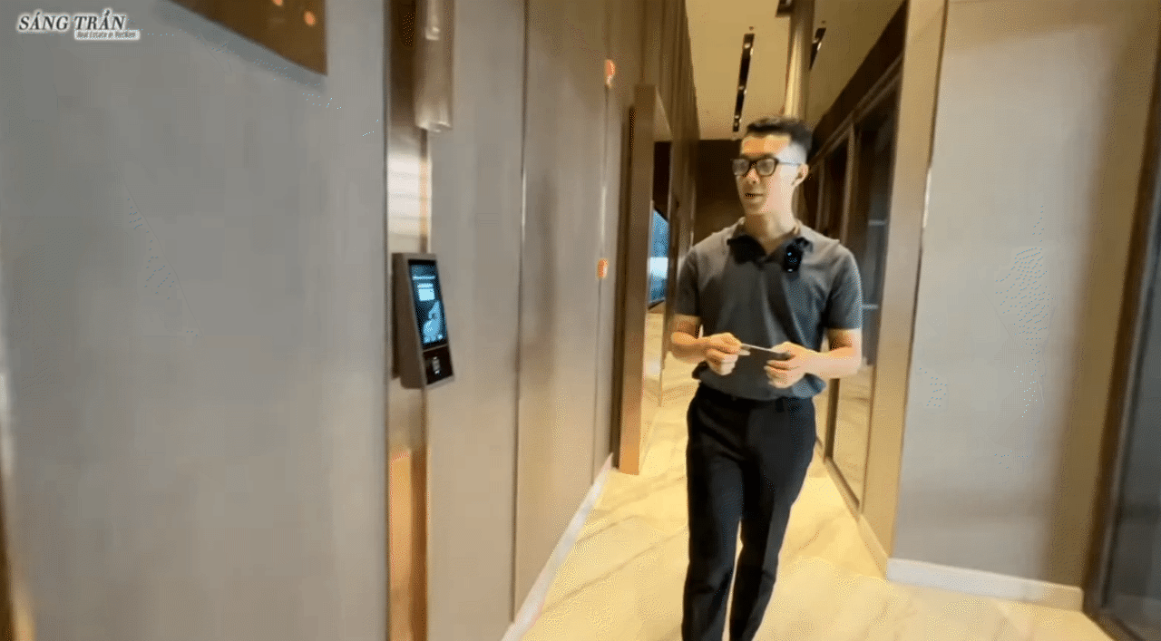 Cận cảnh khu chung cư cao cấp m&agrave; nh&agrave; Trấn Th&agrave;nh đang ở: Mỗi căn hộ đều c&oacute; thang m&aacute;y ri&ecirc;ng, mức gi&aacute; b&aacute;n khoảng 131 triệu/m2- Ảnh 12.