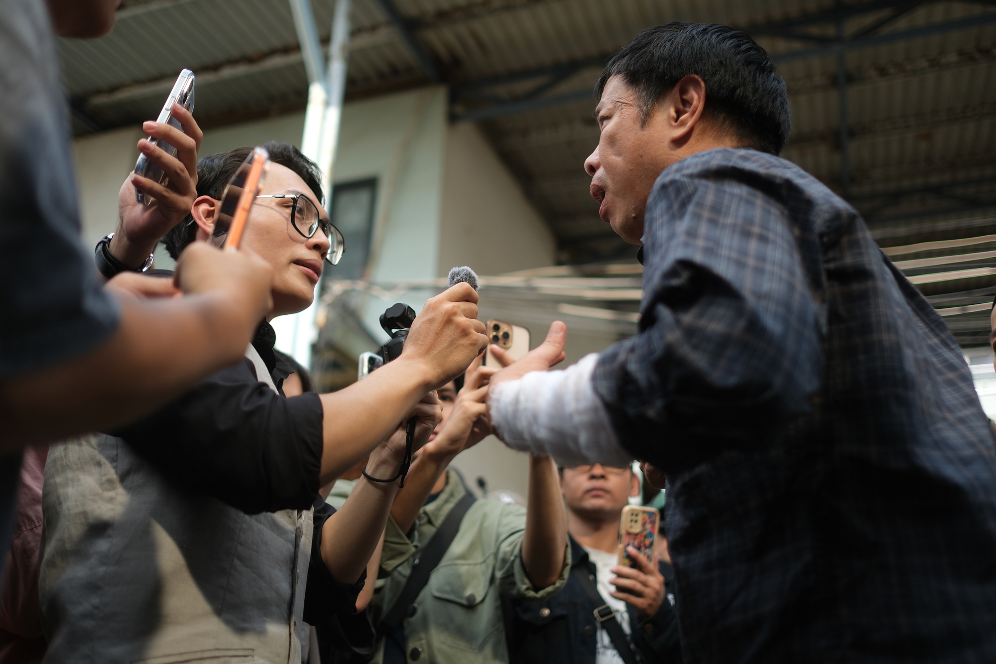 Review cực n&oacute;ng Anh H&ugrave;ng: Th&aacute;i H&ograve;a xứng tầm "n&oacute;c nh&agrave;" diễn xuất, một c&aacute;i t&ecirc;n g&acirc;y ức chế cực độ- Ảnh 10.