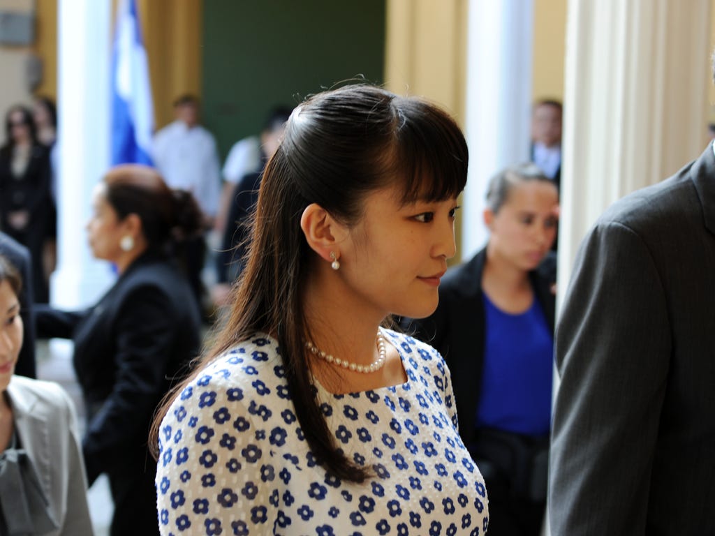 Kh&aacute;c hẳn Harry - Meghan, cựu C&ocirc;ng ch&uacute;a Nhật Bản Mako c&oacute; cuộc sống kh&oacute; tin tại Mỹ - Ảnh 1.