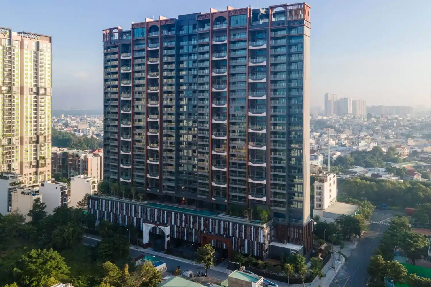 Cận cảnh khu chung cư cao cấp m&agrave; nh&agrave; Trấn Th&agrave;nh đang ở: Mỗi căn hộ đều c&oacute; thang m&aacute;y ri&ecirc;ng, mức gi&aacute; b&aacute;n khoảng 131 triệu/m2- Ảnh 11.