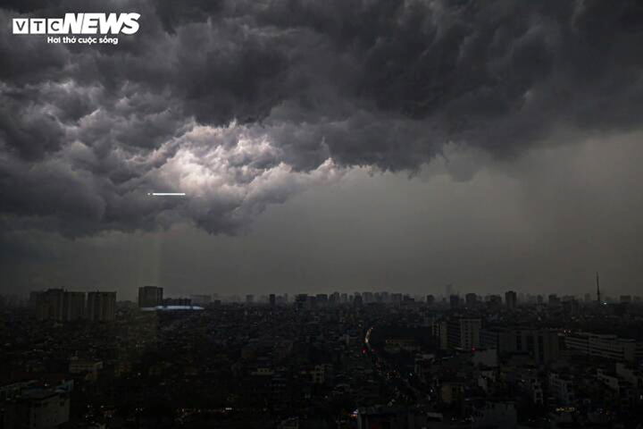 Dự b&aacute;o thời tiết 23/4: Miền Bắc mưa d&ocirc;ng diện rộng, nguy cơ lốc, s&eacute;t v&agrave; mưa đ&aacute;- Ảnh 1.