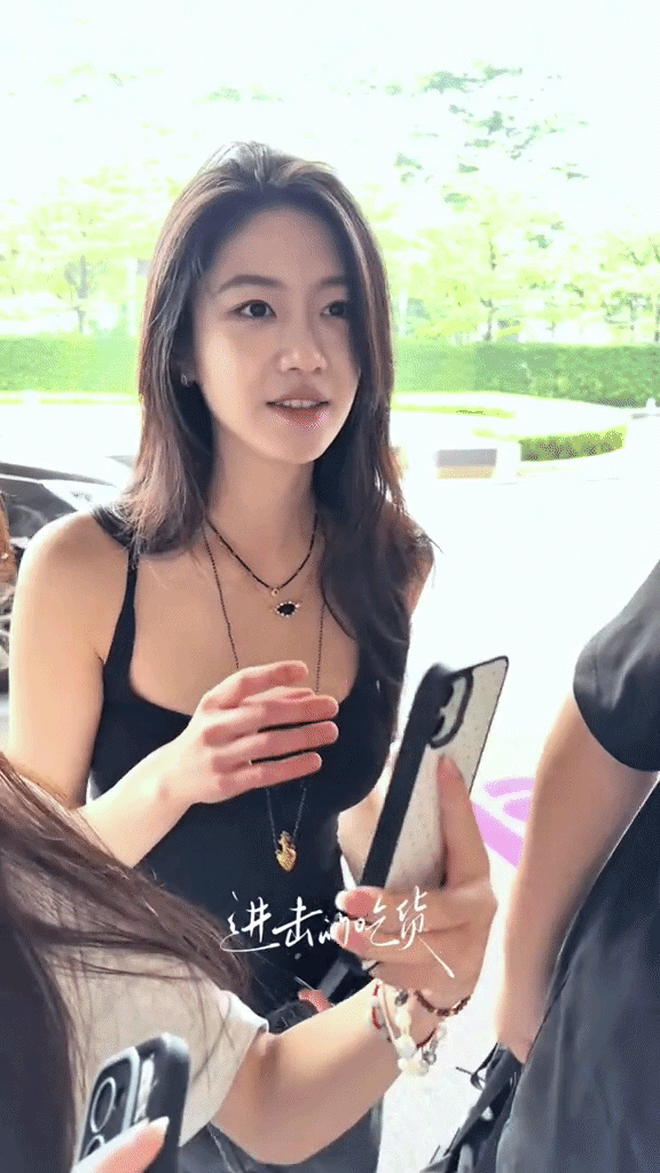 "Bad girl đẹp nhất Cbiz" bước xuống xe hơi khiến vạn người th&iacute;ch: Mặc đơn giản m&agrave; cuốn d&atilde; man!- Ảnh 2.