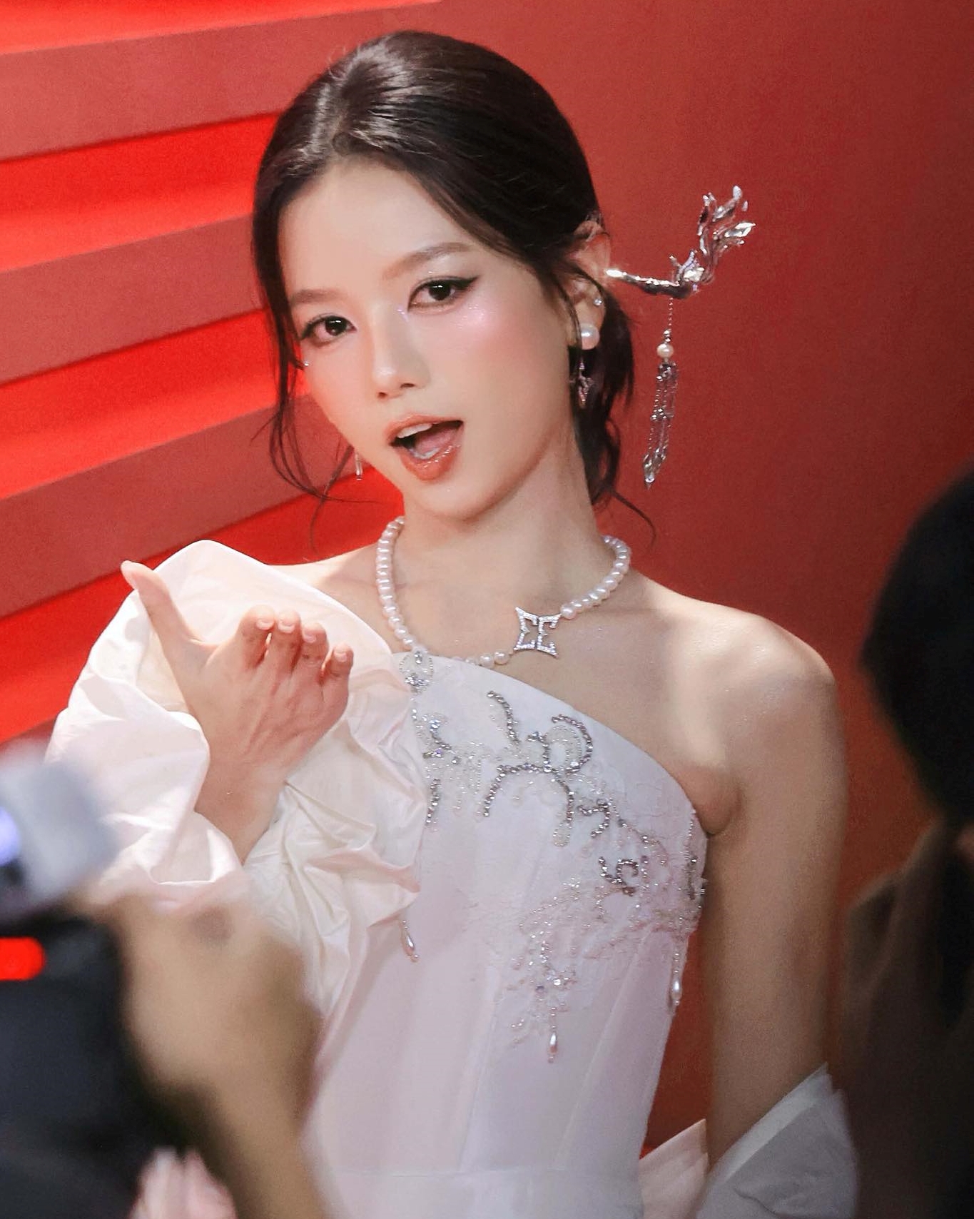 Ngọc nữ mới của Vbiz đi họp b&aacute;o th&ocirc;i m&agrave;, c&oacute; cần đẹp vậy kh&ocirc;ng: Visual đỉnh b&aacute; ch&aacute;y, m&ecirc; hơn cả điếu đổ- Ảnh 4.