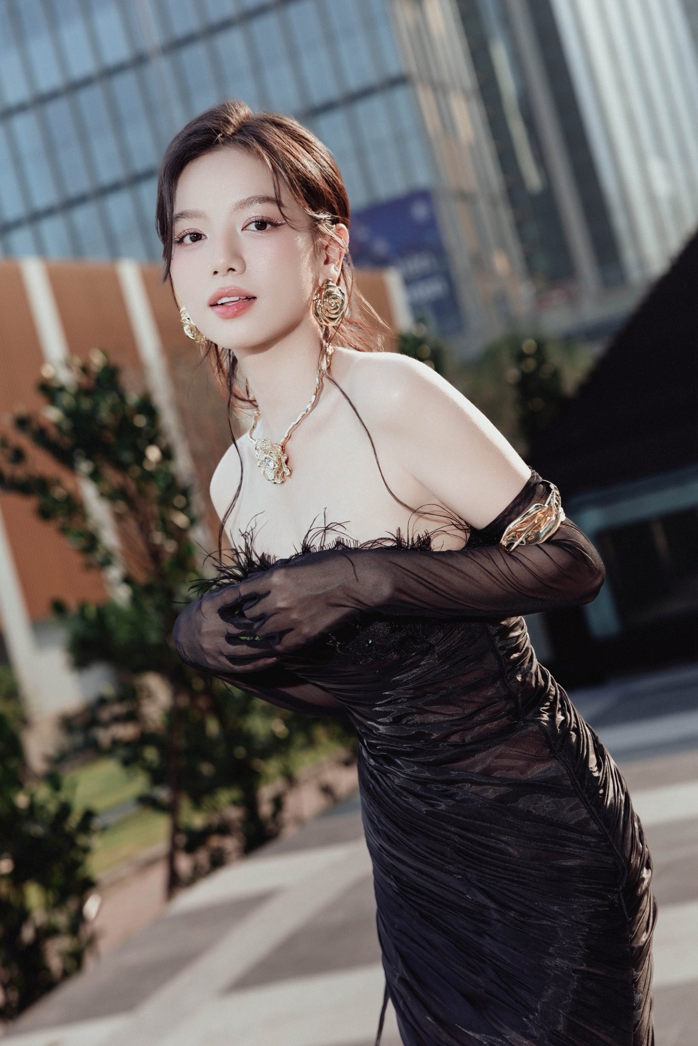 Ngọc nữ mới của Vbiz đi họp b&aacute;o th&ocirc;i m&agrave;, c&oacute; cần đẹp vậy kh&ocirc;ng: Visual đỉnh b&aacute; ch&aacute;y, m&ecirc; hơn cả điếu đổ- Ảnh 7.