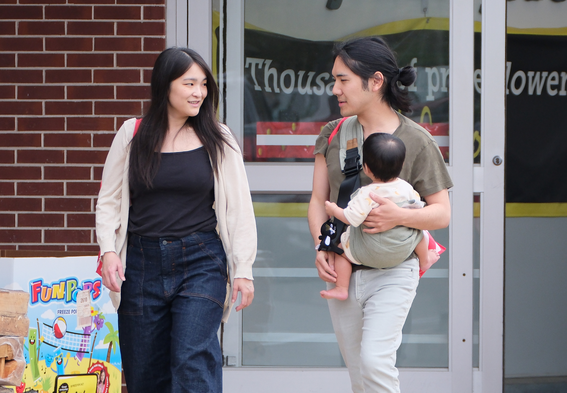 Kh&aacute;c hẳn Harry - Meghan, cựu C&ocirc;ng ch&uacute;a Nhật Bản Mako c&oacute; cuộc sống kh&oacute; tin tại Mỹ - Ảnh 2.