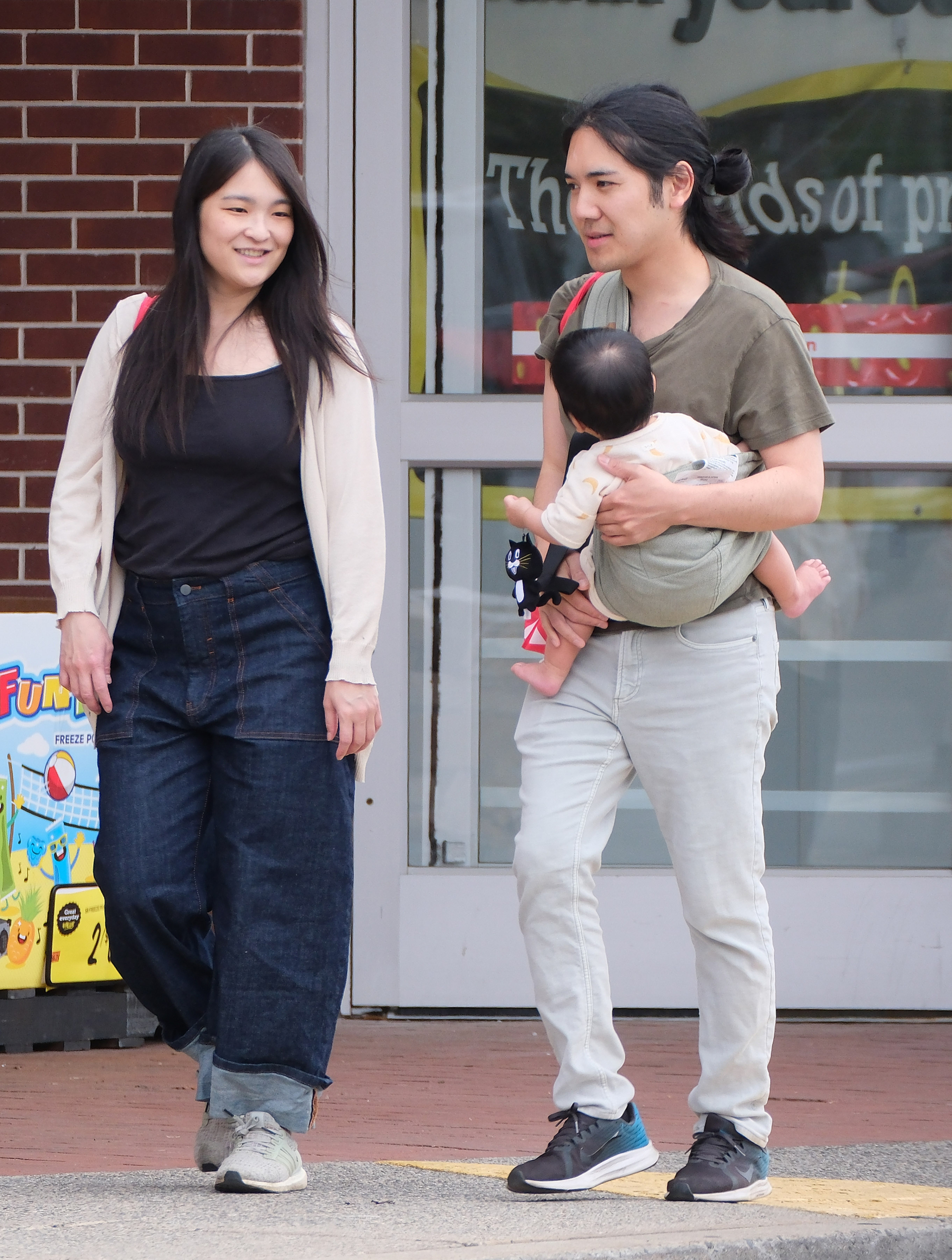 Kh&aacute;c hẳn Harry - Meghan, cựu C&ocirc;ng ch&uacute;a Nhật Bản Mako c&oacute; cuộc sống kh&oacute; tin tại Mỹ - Ảnh 3.