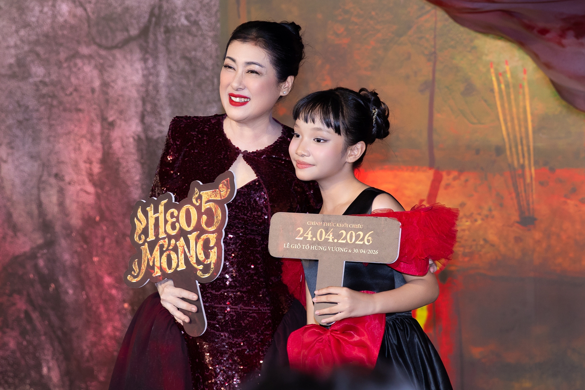 Thảm đỏ HOT nhất h&ocirc;m nay: Tam Triều D&acirc;ng - V&otilde; Điền Gia Huy d&iacute;nh như sam, Jun Vũ - Thu&yacute; Ng&acirc;n đẹp lo&aacute; cả mắt- Ảnh 8.