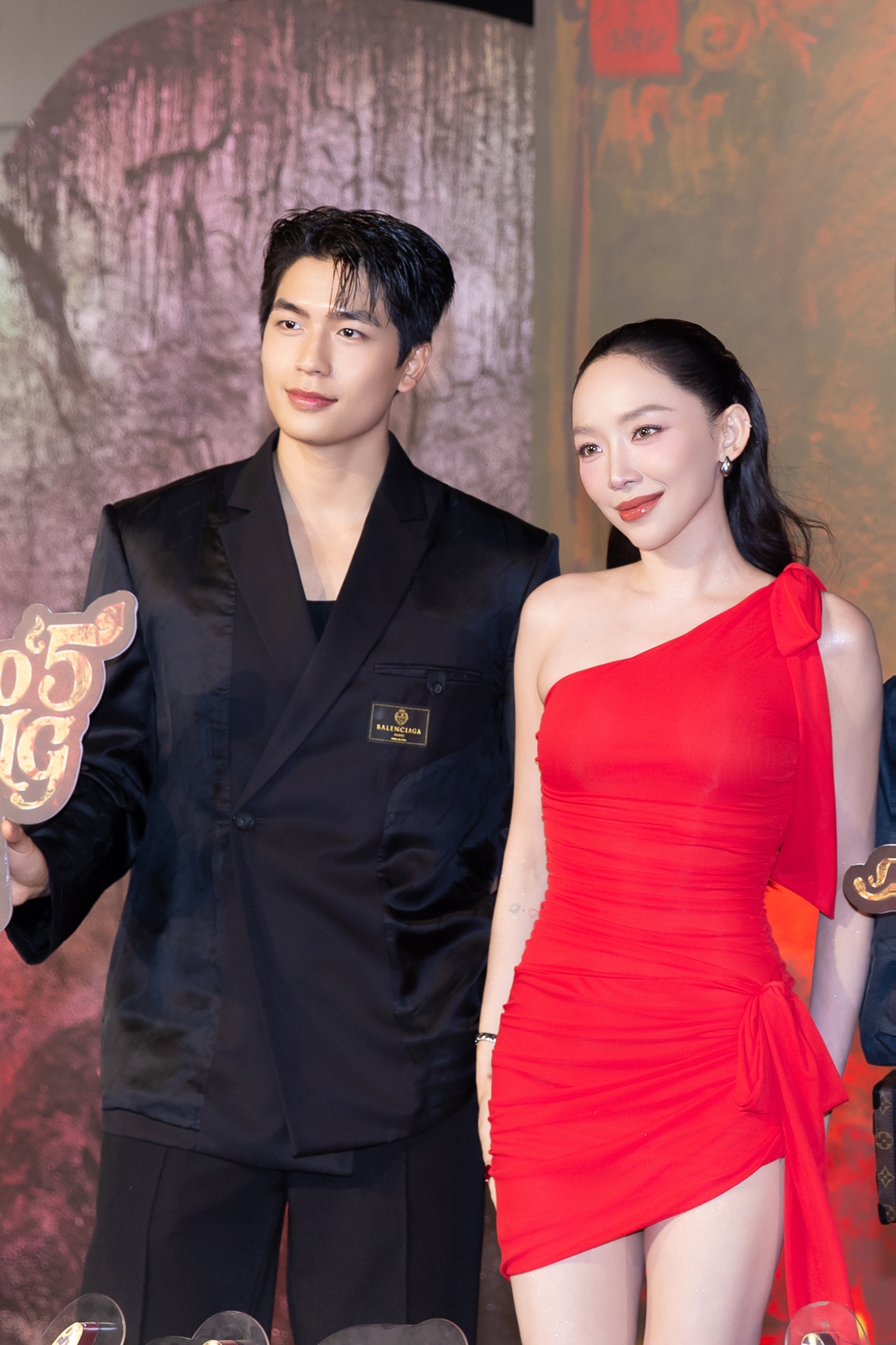 Thảm đỏ HOT nhất h&ocirc;m nay: Tam Triều D&acirc;ng - V&otilde; Điền Gia Huy d&iacute;nh như sam, Jun Vũ - Thu&yacute; Ng&acirc;n đẹp lo&aacute; cả mắt- Ảnh 13.