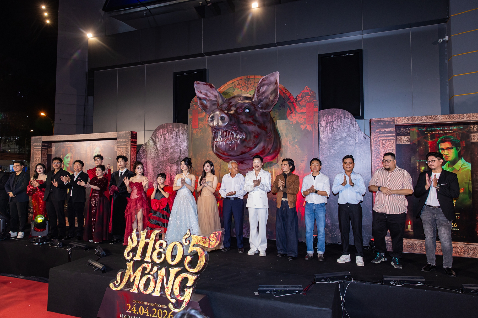 Thảm đỏ HOT nhất h&ocirc;m nay: Tam Triều D&acirc;ng - V&otilde; Điền Gia Huy d&iacute;nh như sam, Jun Vũ - Thu&yacute; Ng&acirc;n đẹp lo&aacute; cả mắt- Ảnh 1.