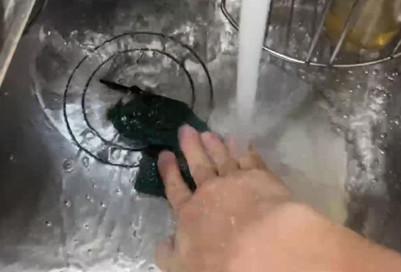 5 dụng cụ nh&agrave; bếp nh&agrave; n&agrave;o cũng c&oacute;, d&ugrave;ng sai c&aacute;ch c&ograve;n độc hơn thuốc s&acirc;u - Ảnh 2.