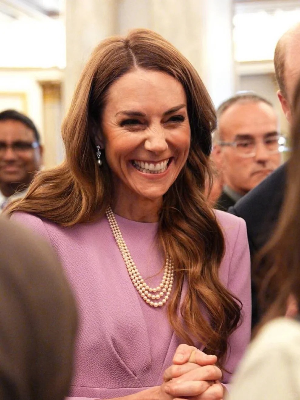 Sinh nhật tuổi 100 của cố Nữ vương Anh: Vương phi Kate chiếm trọn spotlight chỉ với hai m&oacute;n kỷ vật - Ảnh 3.