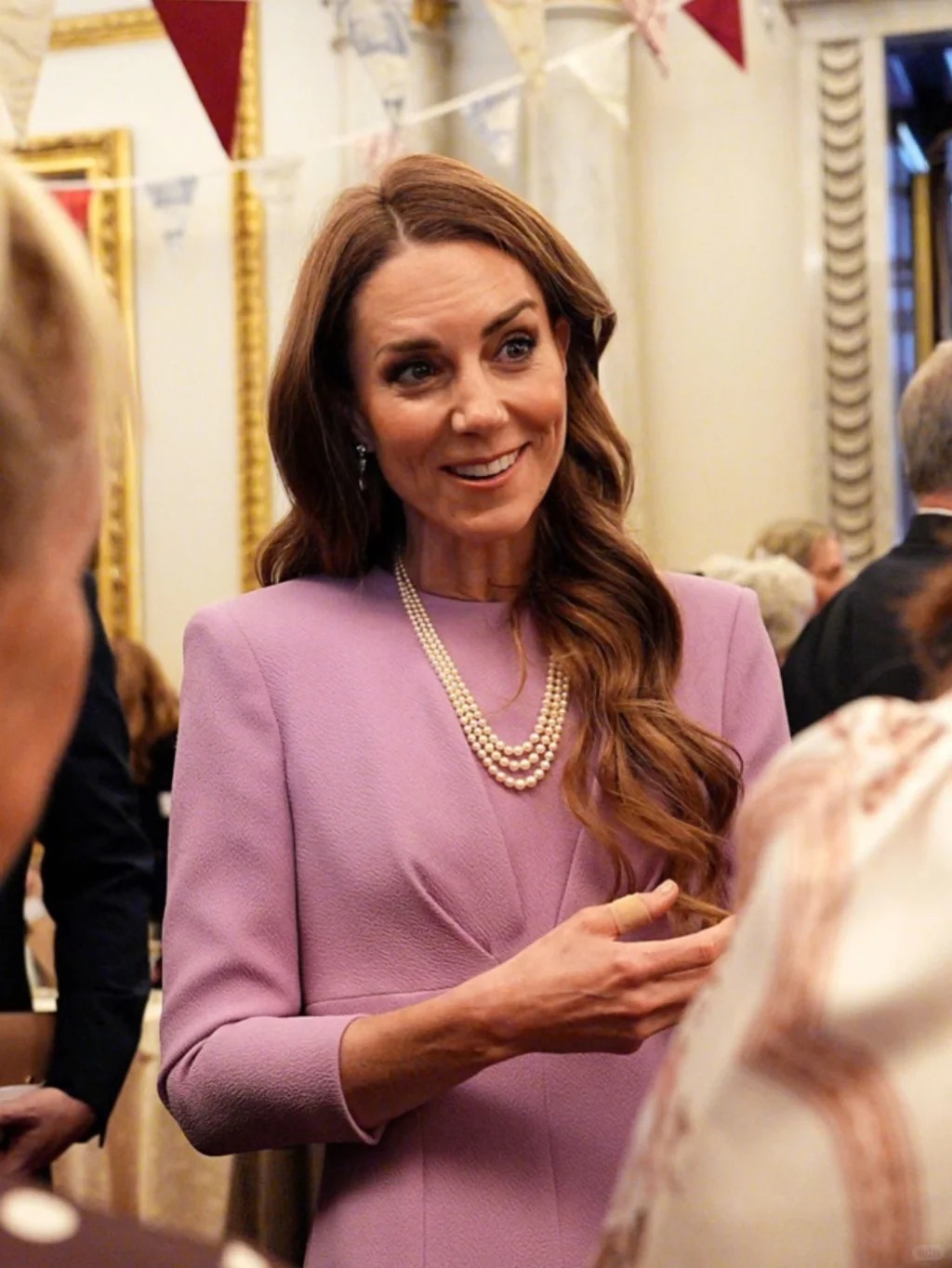 Sinh nhật tuổi 100 của cố Nữ vương Anh: Vương phi Kate chiếm trọn spotlight chỉ với hai m&oacute;n kỷ vật - Ảnh 2.