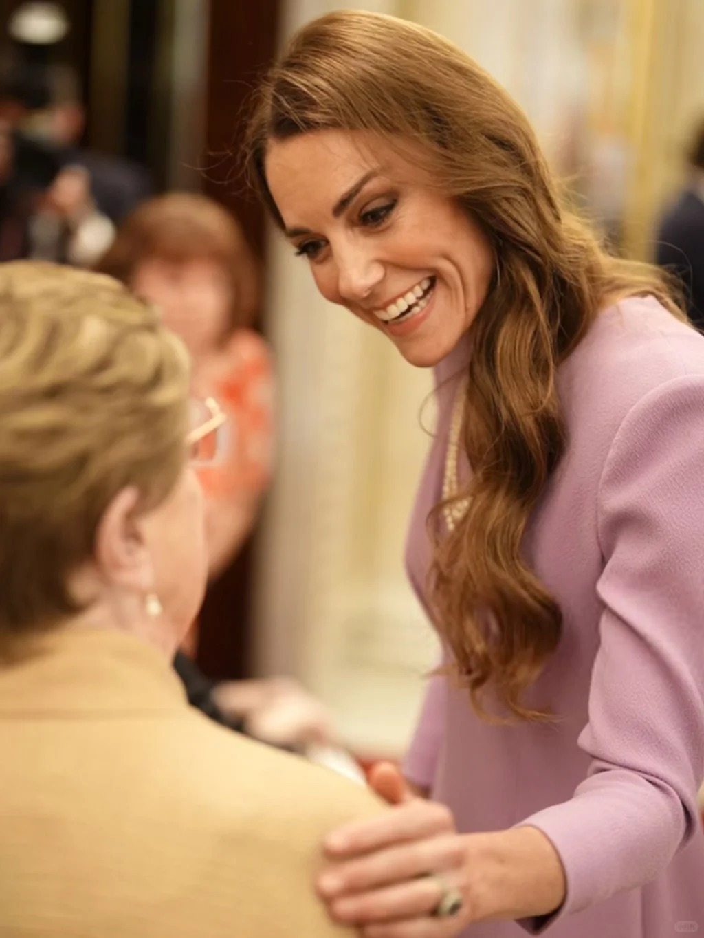 Sinh nhật tuổi 100 của cố Nữ vương Anh: Vương phi Kate chiếm trọn spotlight chỉ với hai m&oacute;n kỷ vật - Ảnh 4.