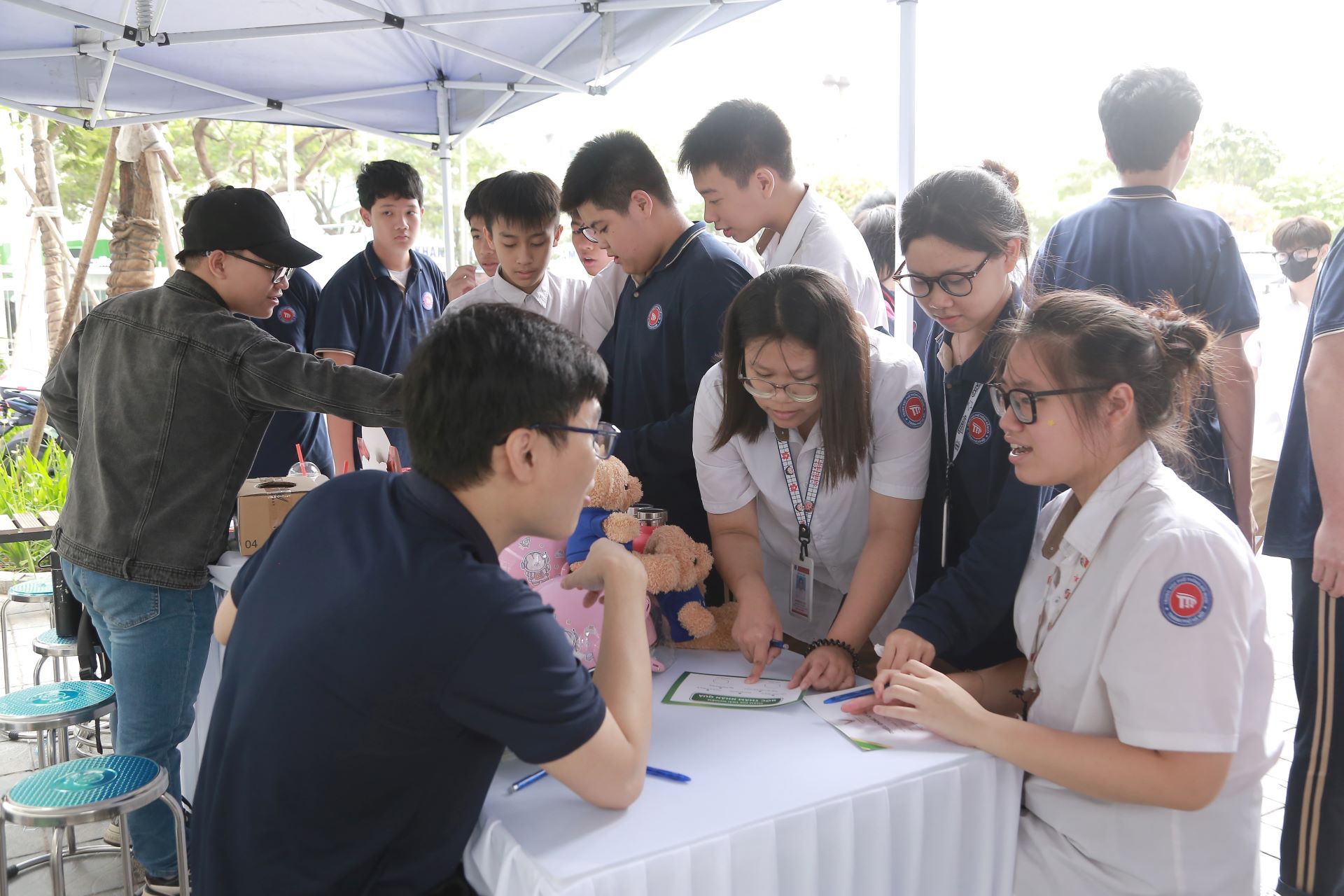 Học sinh H&agrave; Nội th&iacute;ch th&uacute; l&aacute;i thử xe m&aacute;y điện VinFast, g&oacute;p phần lan tỏa lối sống xanh - Ảnh 1.