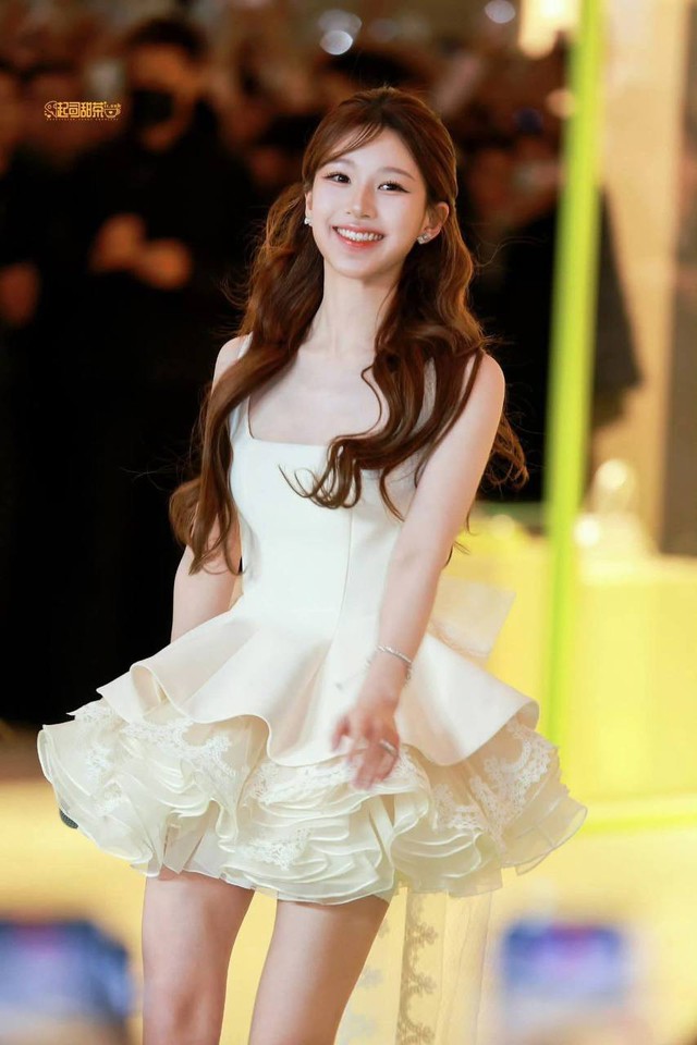 Nể Triệu Lộ Tư: Chỉnh gi&agrave;y th&ocirc;i cũng tạo khoảnh khắc triệu view, sao nổi tiếng chiếu mệnh r&otilde; r&agrave;ng!- Ảnh 5.