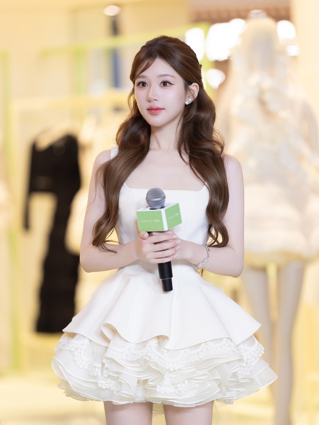 Nể Triệu Lộ Tư: Chỉnh gi&agrave;y th&ocirc;i cũng tạo khoảnh khắc triệu view, sao nổi tiếng chiếu mệnh r&otilde; r&agrave;ng!- Ảnh 3.