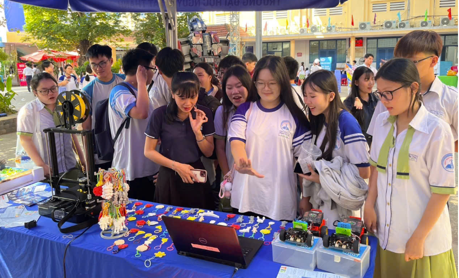 Gần 170.000 học sinh TPHCM bắt đầu đăng k&yacute; nguyện vọng thi lớp 10: Chi tiết hướng dẫn đăng k&yacute; - Ảnh 1.