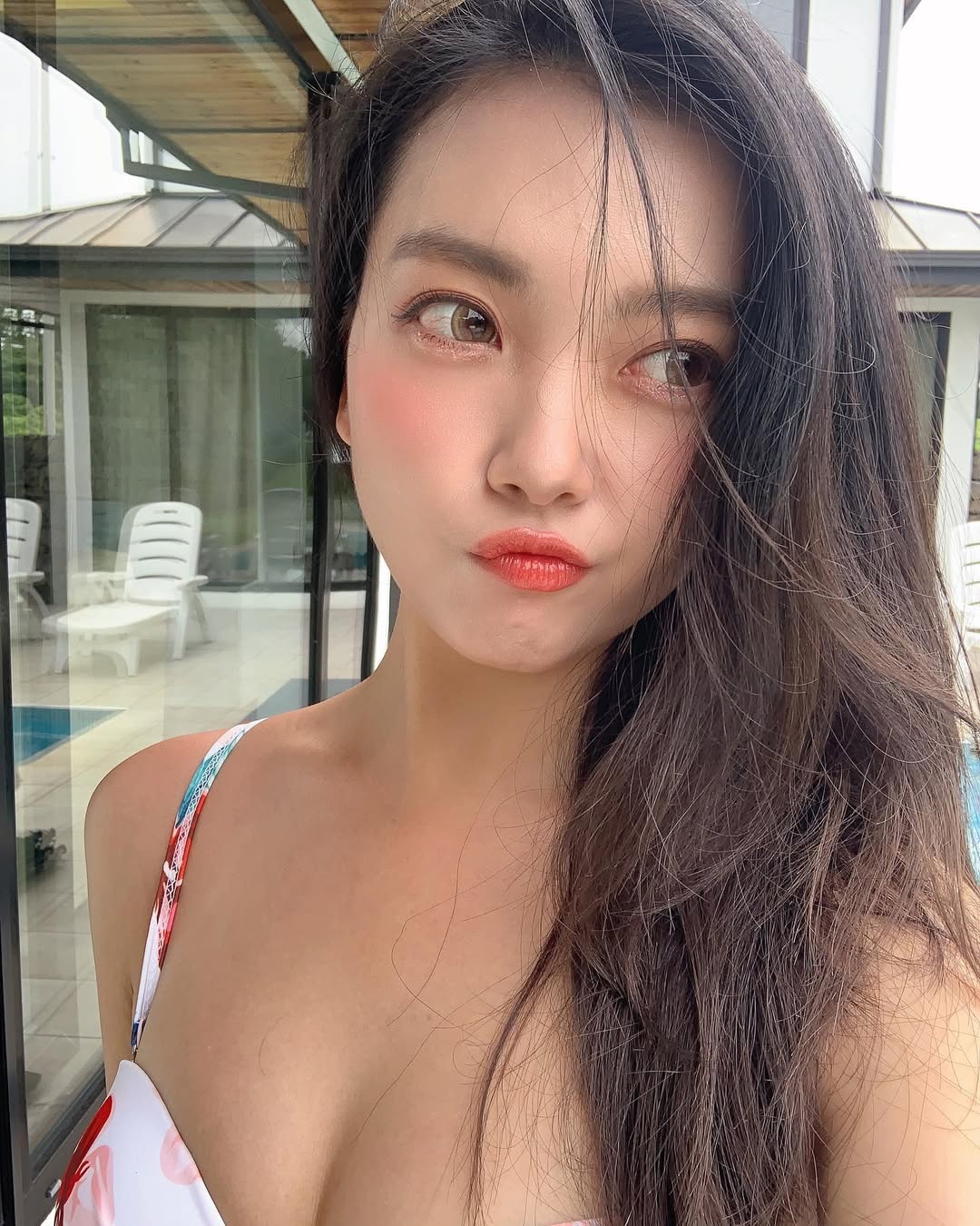 Jungkook (BTS) bỏ Winter (aespa) y&ecirc;u mỹ nữ hơn 3 tuổi, c&ograve;n để đ&agrave;ng g&aacute;i check-in nh&agrave; đẹp xe sang của m&igrave;nh?- Ảnh 4.