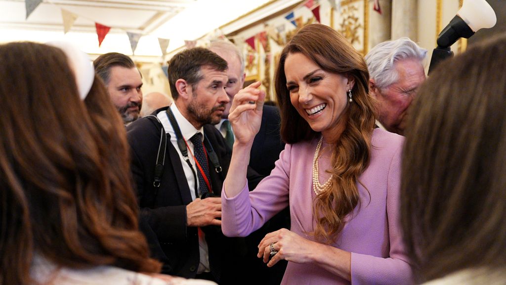 Sinh nhật tuổi 100 của cố Nữ vương Anh: Vương phi Kate chiếm trọn spotlight chỉ với hai m&oacute;n kỷ vật - Ảnh 1.