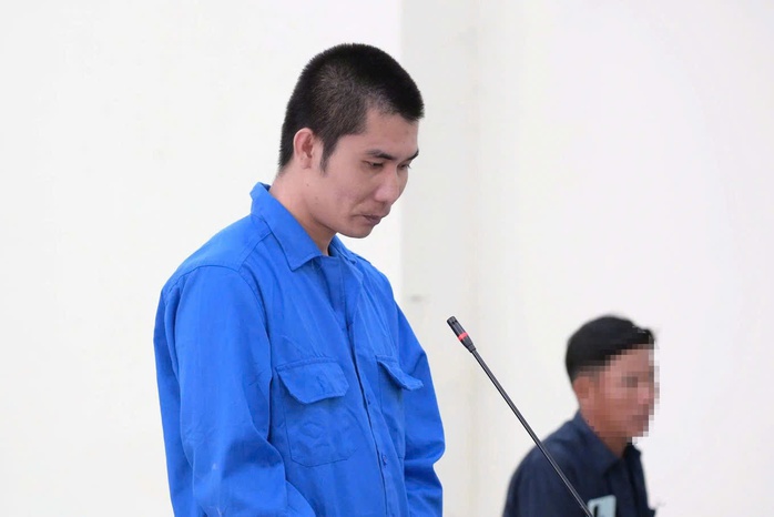 Người đ&agrave;n &ocirc;ng b&oacute;p cổ bạn g&aacute;i rồi đặt hoa hồng l&ecirc;n thi thể- Ảnh 1.