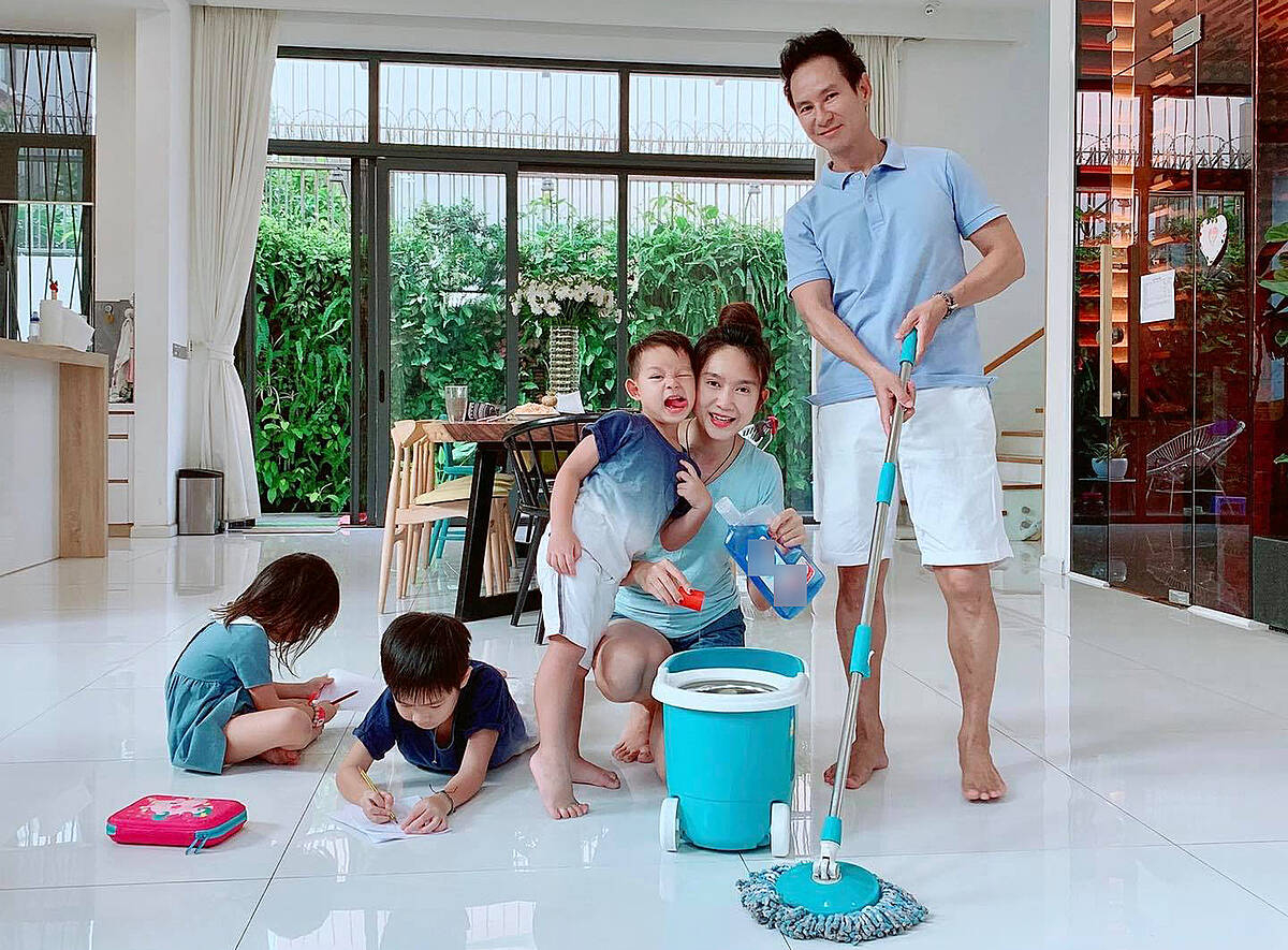 Tiểu thư H&agrave; th&agrave;nh cưới đại gia điện ảnh: Sinh 4 con đẹp như hoa, ở biệt thự triệu đ&ocirc;, sống đời c&ocirc;ng ch&uacute;a đ&iacute;ch thực- Ảnh 6.