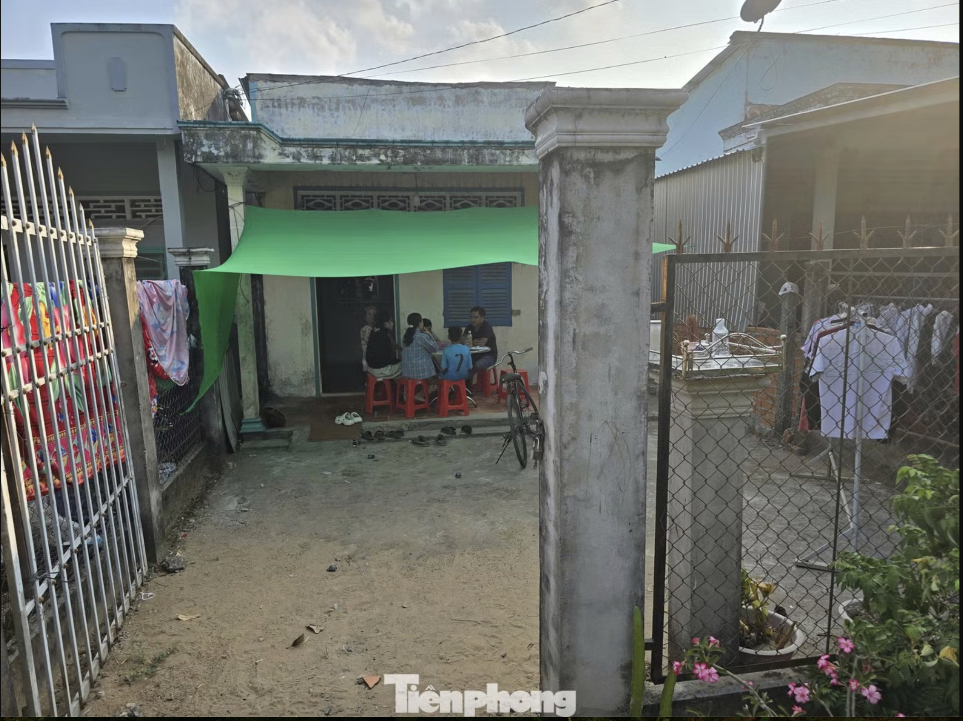 Vụ b&eacute; trai đ&aacute; b&oacute;ng g&acirc;y tai nạn: Con g&aacute;i nạn nh&acirc;n mới mất hai th&aacute;ng trước, gia đ&igrave;nh c&ocirc;i c&uacute;t c&ograve;n lại vợ v&agrave; 2 con nhỏ- Ảnh 2.