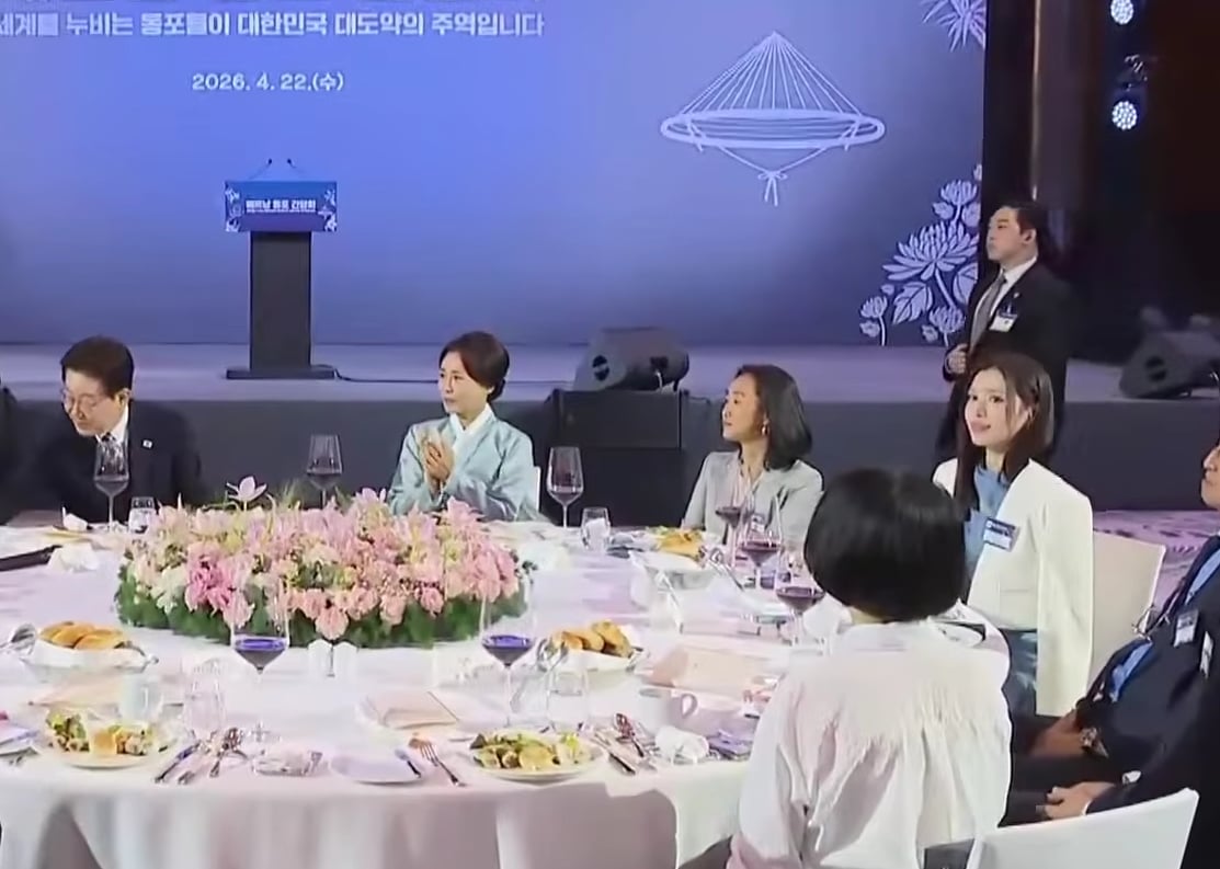 Tổng thống H&agrave;n Quốc ch&uacute;c mừng Han Sara- Ảnh 2.