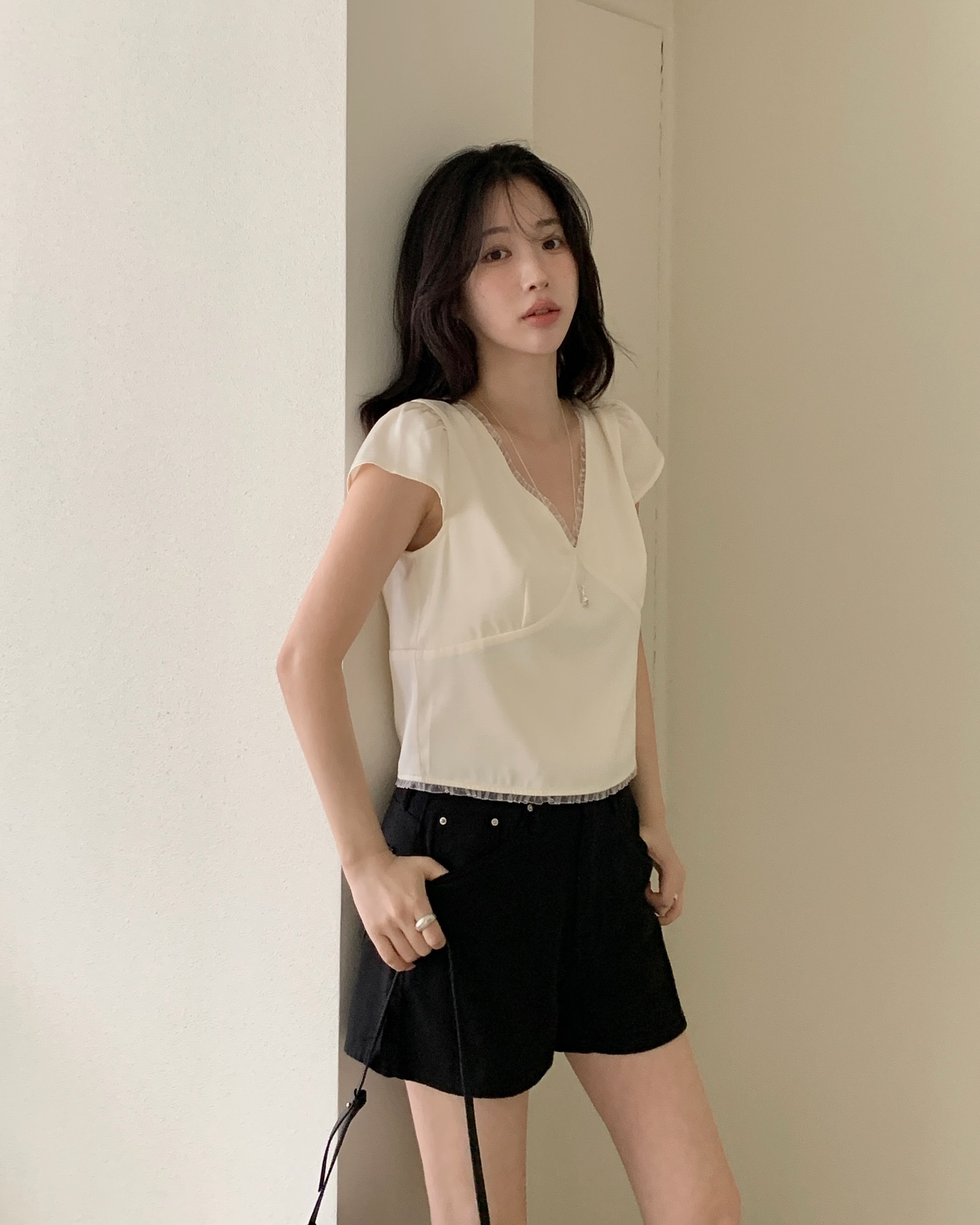 4 c&aacute;ch mặc quần short đẹp kh&oacute; rời mắt trong m&ugrave;a h&egrave;, biết hết l&agrave; style l&ecirc;n một đẳng cấp kh&aacute;c- Ảnh 4.