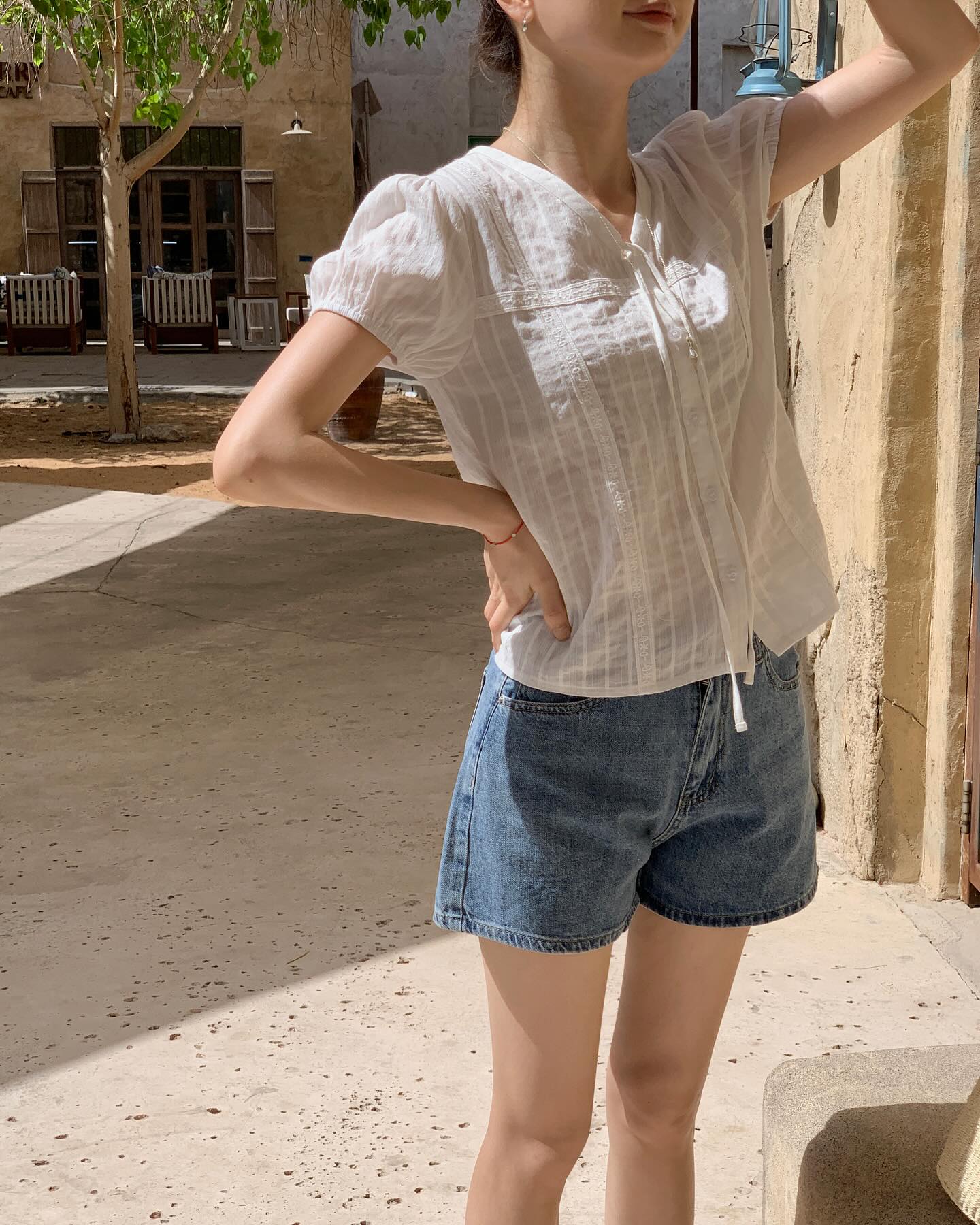 4 c&aacute;ch mặc quần short đẹp kh&oacute; rời mắt trong m&ugrave;a h&egrave;, biết hết l&agrave; style l&ecirc;n một đẳng cấp kh&aacute;c- Ảnh 6.