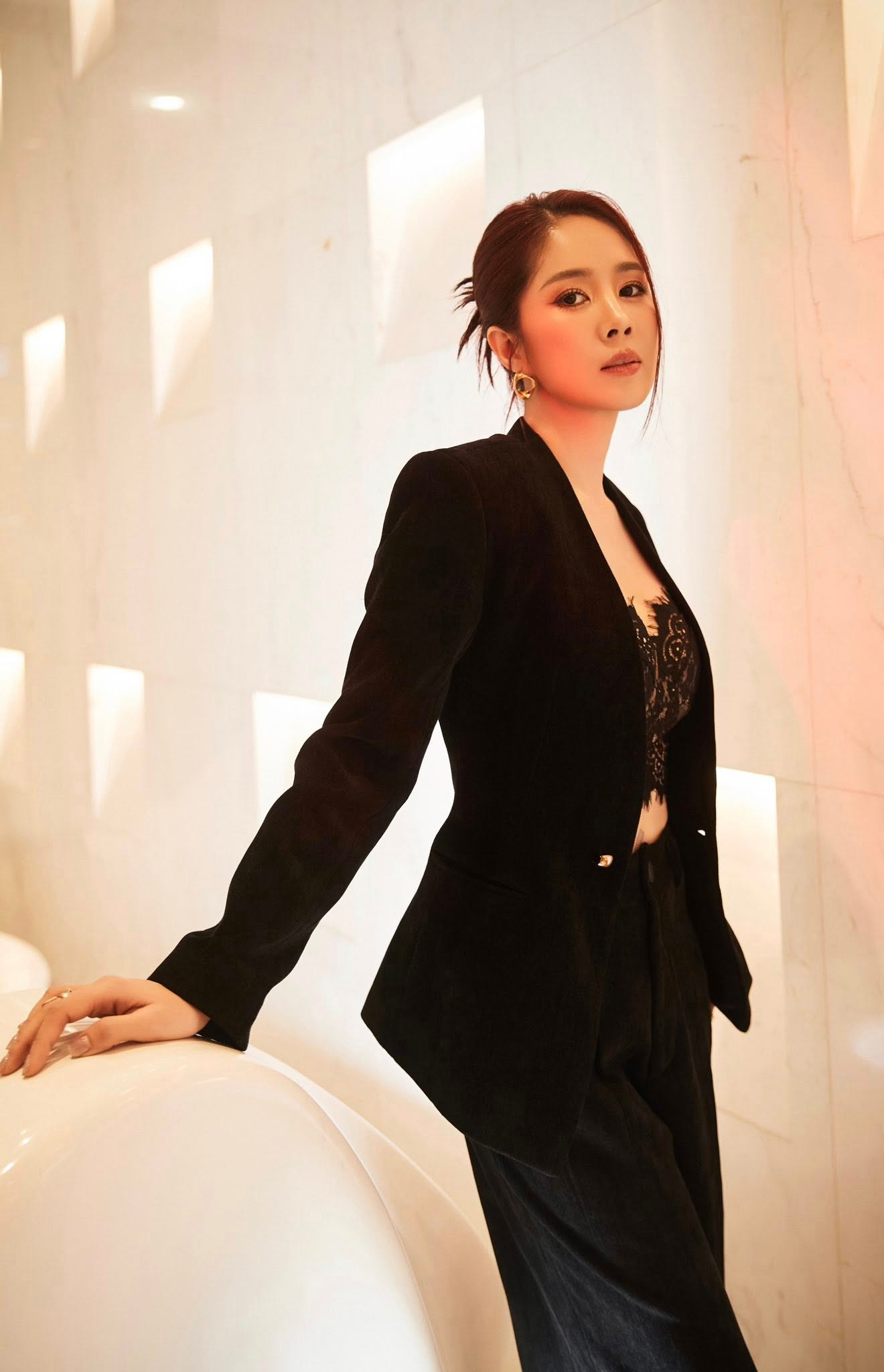 Ch&iacute;nh thất trong "B&oacute;ng ma hạnh ph&uacute;c": Ngo&agrave;i đời "l&atilde;o h&oacute;a ngược", tuổi 40 vẫn sang chảnh, c&aacute; t&iacute;nh kh&oacute; rời mắt- Ảnh 6.