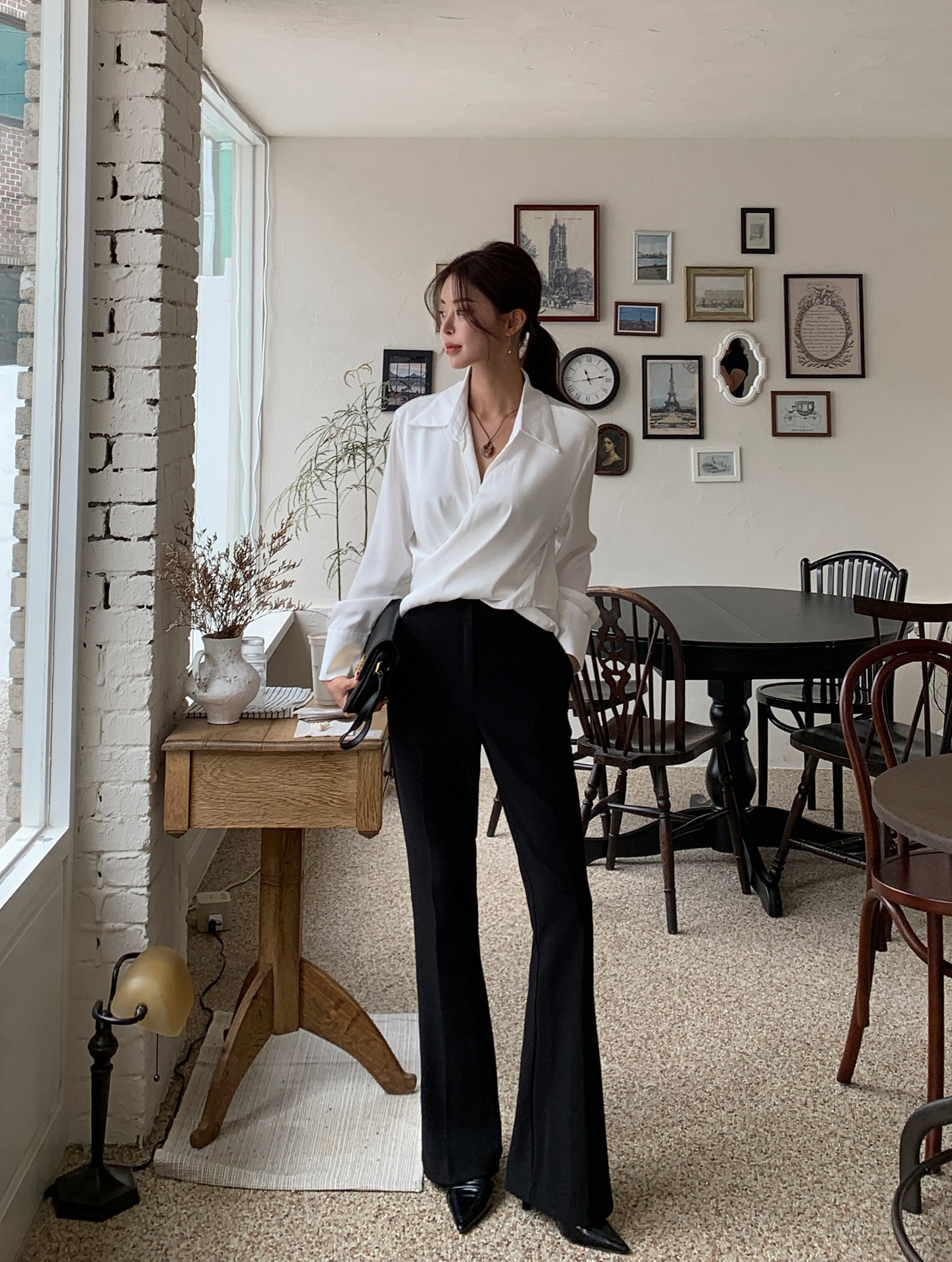 Chỉ cần biết đ&uacute;ng 4 c&aacute;ch mặc &aacute;o blouse, chị em sẽ trở th&agrave;nh ng&ocirc;i sao thời trang c&ocirc;ng sở- Ảnh 5.