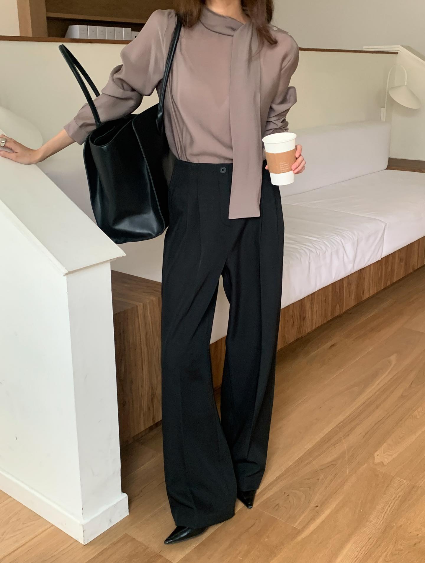 Chỉ cần biết đ&uacute;ng 4 c&aacute;ch mặc &aacute;o blouse, chị em sẽ trở th&agrave;nh ng&ocirc;i sao thời trang c&ocirc;ng sở- Ảnh 4.