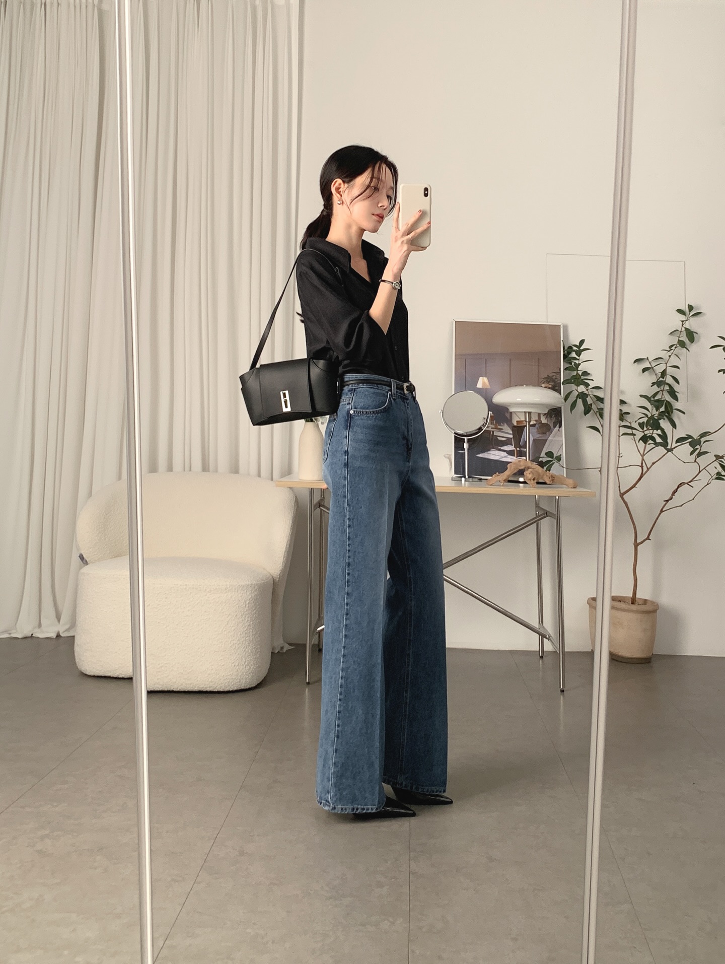 Chỉ cần biết đ&uacute;ng 4 c&aacute;ch mặc &aacute;o blouse, chị em sẽ trở th&agrave;nh ng&ocirc;i sao thời trang c&ocirc;ng sở- Ảnh 7.