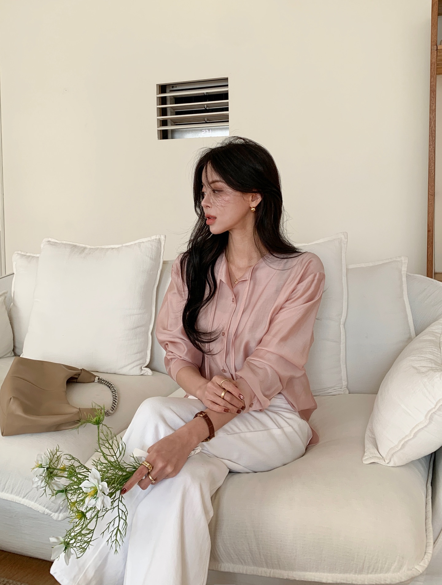 Chỉ cần biết đ&uacute;ng 4 c&aacute;ch mặc &aacute;o blouse, chị em sẽ trở th&agrave;nh ng&ocirc;i sao thời trang c&ocirc;ng sở- Ảnh 10.