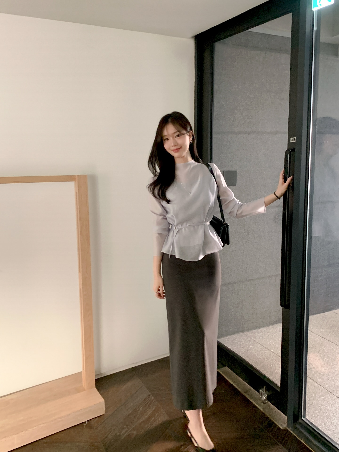 Chỉ cần biết đ&uacute;ng 4 c&aacute;ch mặc &aacute;o blouse, chị em sẽ trở th&agrave;nh ng&ocirc;i sao thời trang c&ocirc;ng sở- Ảnh 3.