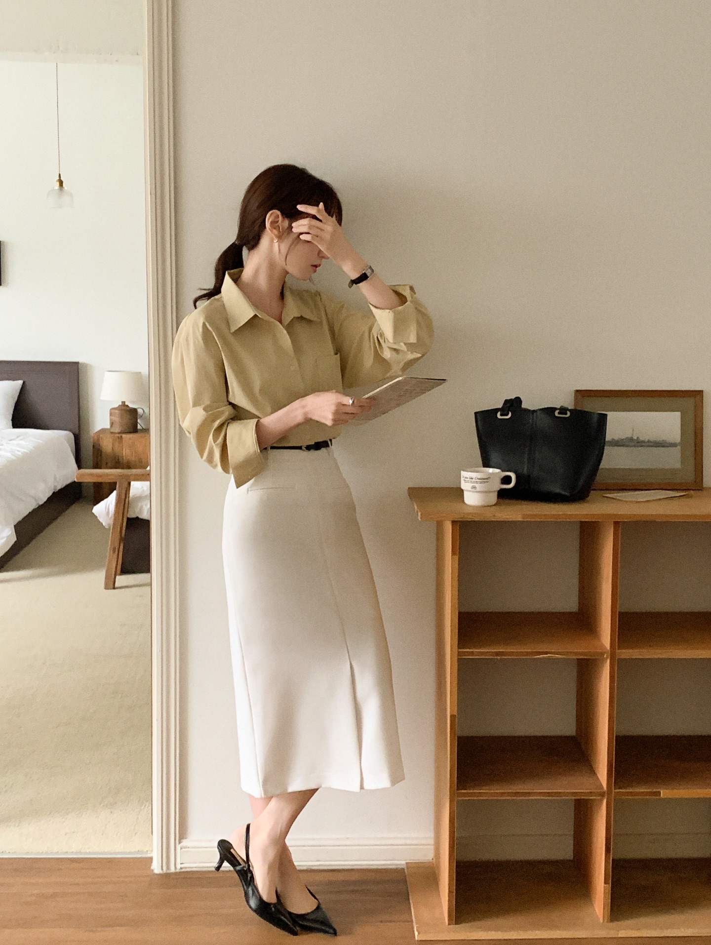 Chỉ cần biết đ&uacute;ng 4 c&aacute;ch mặc &aacute;o blouse, chị em sẽ trở th&agrave;nh ng&ocirc;i sao thời trang c&ocirc;ng sở- Ảnh 2.