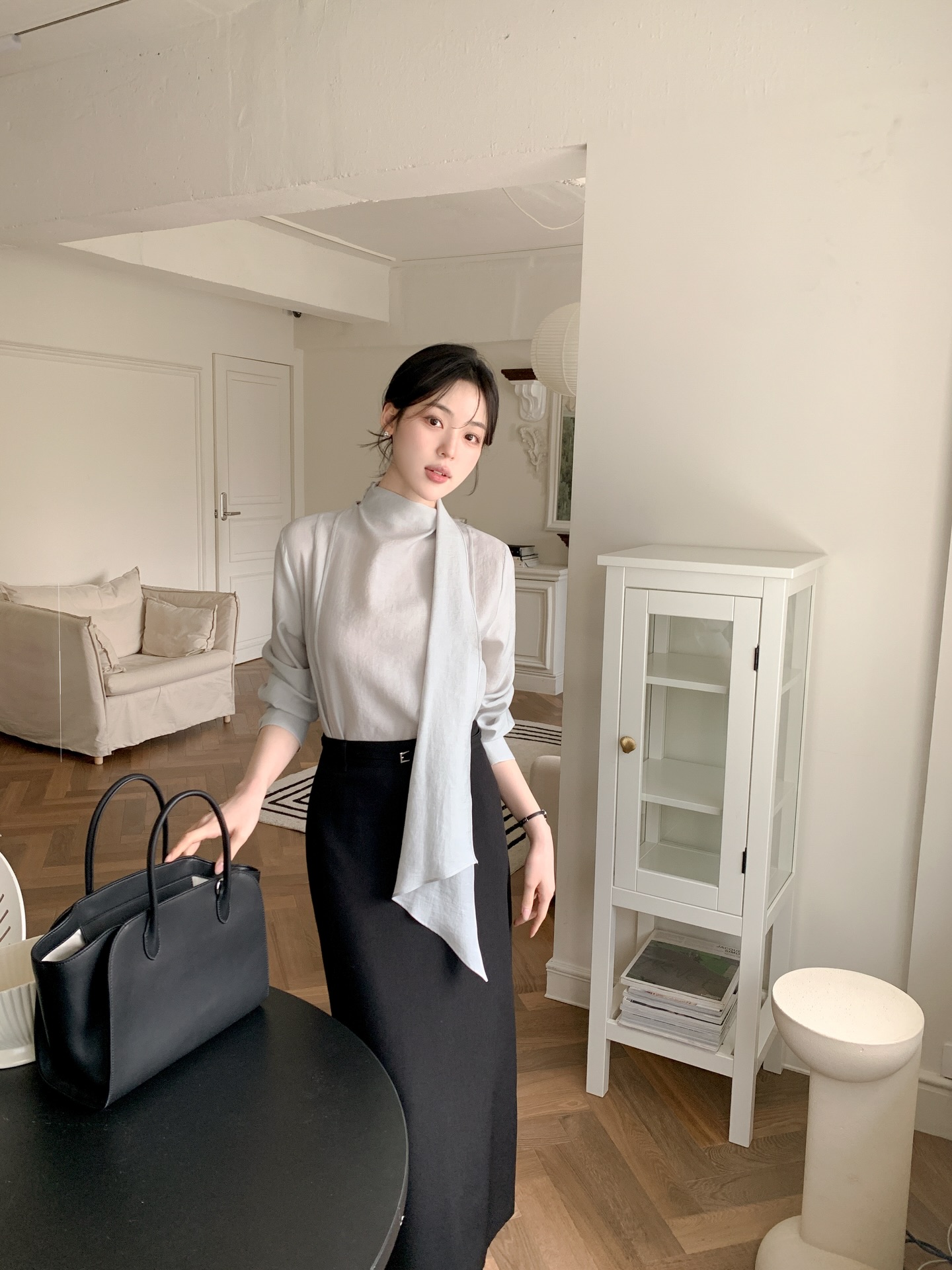 Chỉ cần biết đ&uacute;ng 4 c&aacute;ch mặc &aacute;o blouse, chị em sẽ trở th&agrave;nh ng&ocirc;i sao thời trang c&ocirc;ng sở- Ảnh 1.