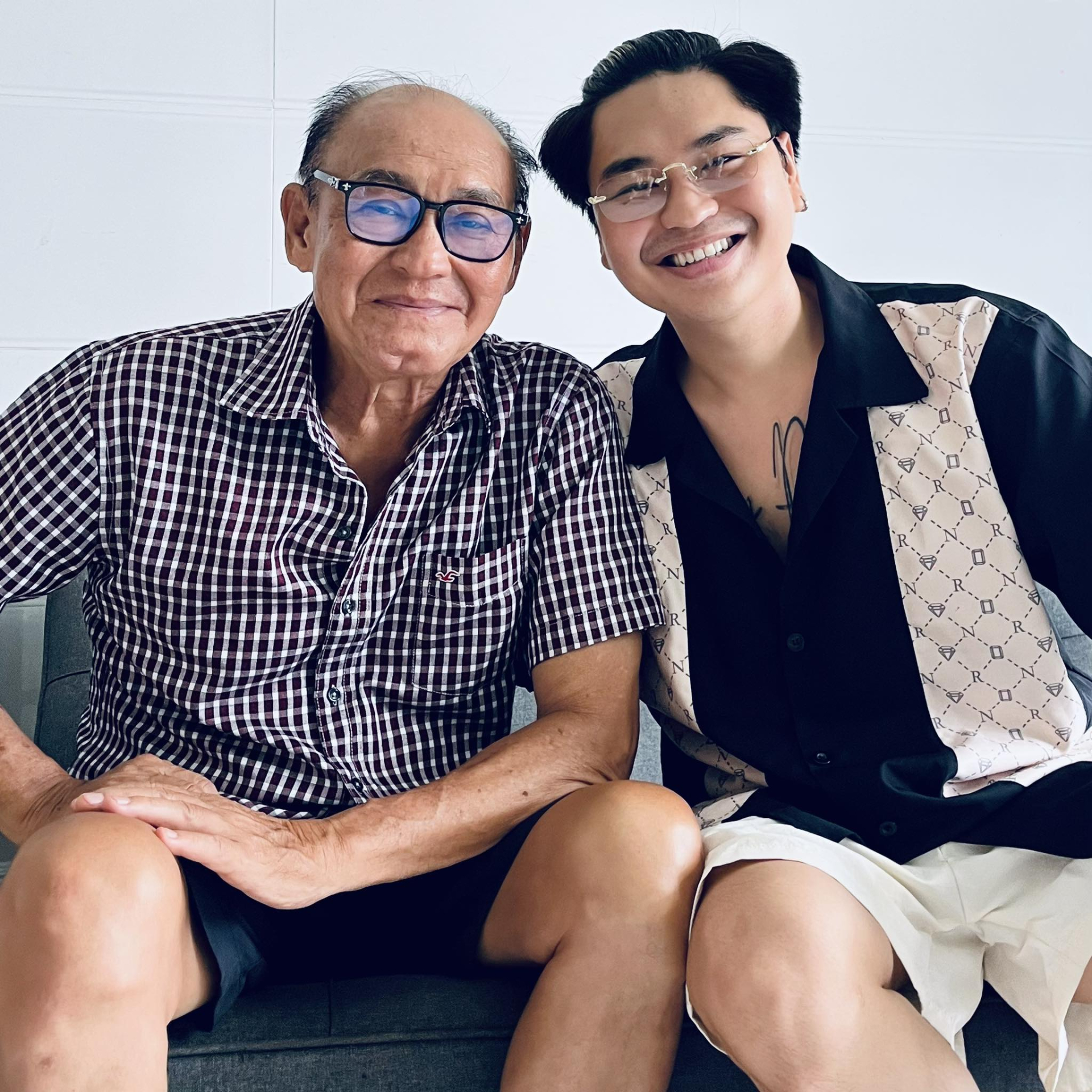 Nam ca sĩ lấy mẹ đơn th&acirc;n nhận m&igrave;nh v&agrave; cha ruột l&agrave; huyền thoại: "D&ugrave; gh&eacute;t cũng kh&ocirc;ng thể phủ nhận"- Ảnh 1.