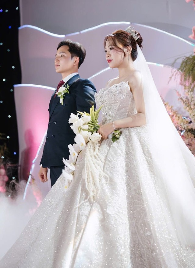 Đ&aacute;m cưới đặc biệt của c&ocirc; d&acirc;u H&agrave; Tĩnh: &Ocirc;ng b&agrave; trao v&agrave;ng, sổ đỏ, gi&aacute; trị nhất l&agrave; 2 chiếc ghế trống v&agrave; bức thư tay- Ảnh 5.