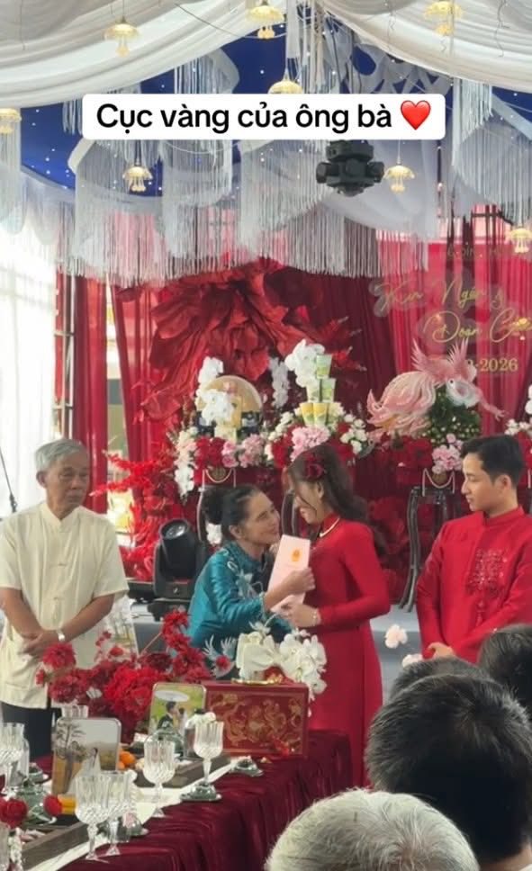 Đ&aacute;m cưới đặc biệt của c&ocirc; d&acirc;u H&agrave; Tĩnh: &Ocirc;ng b&agrave; trao v&agrave;ng, sổ đỏ, gi&aacute; trị nhất l&agrave; 2 chiếc ghế trống v&agrave; bức thư tay- Ảnh 3.