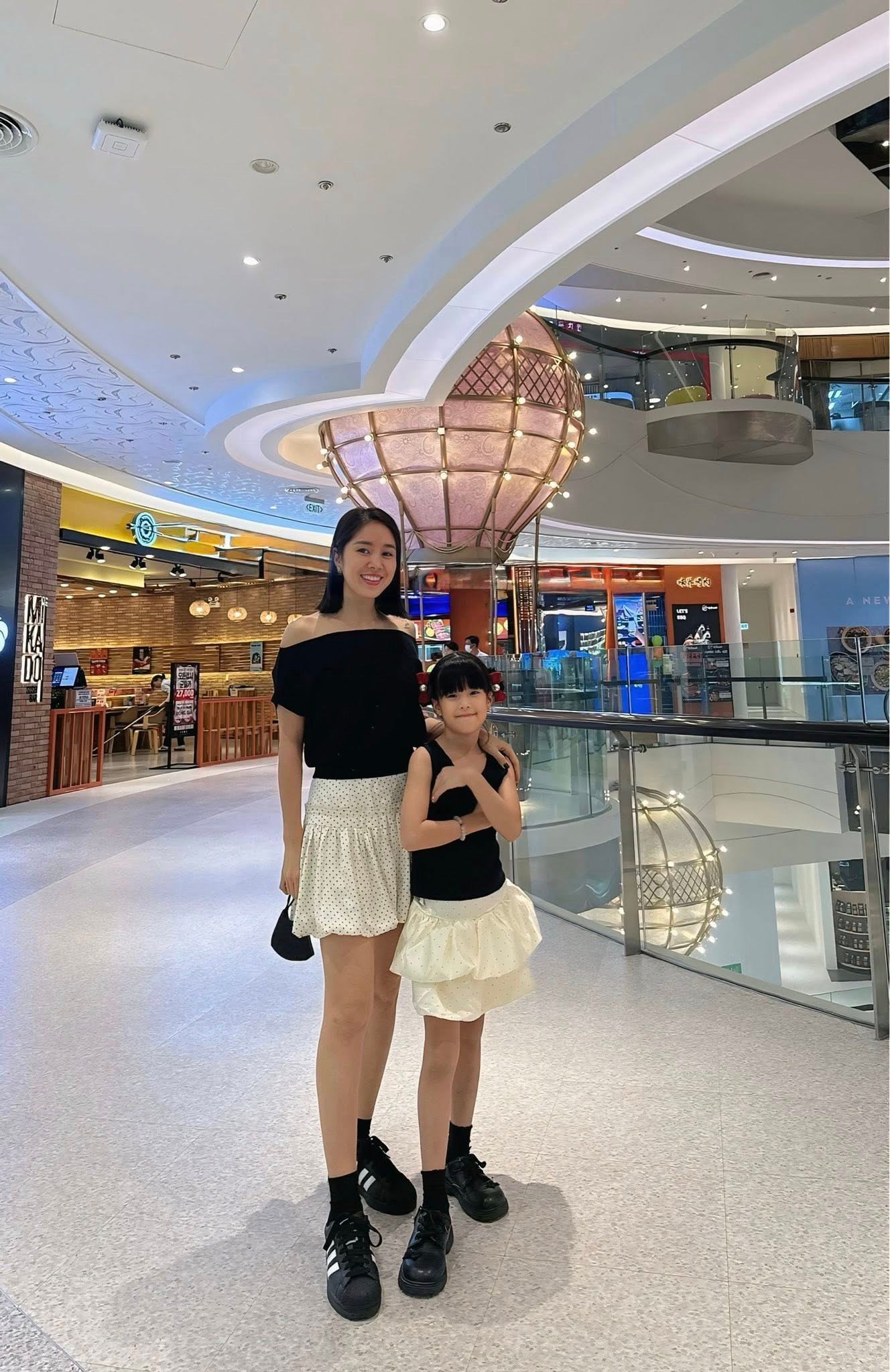 Ch&iacute;nh thất trong "B&oacute;ng ma hạnh ph&uacute;c": Ngo&agrave;i đời "l&atilde;o h&oacute;a ngược", tuổi 40 vẫn sang chảnh, c&aacute; t&iacute;nh kh&oacute; rời mắt- Ảnh 23.