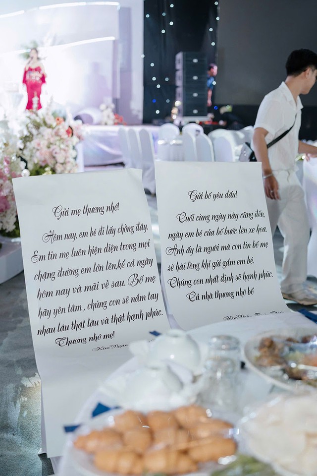 Đ&aacute;m cưới đặc biệt của c&ocirc; d&acirc;u H&agrave; Tĩnh: &Ocirc;ng b&agrave; trao v&agrave;ng, sổ đỏ, gi&aacute; trị nhất l&agrave; 2 chiếc ghế trống v&agrave; bức thư tay- Ảnh 1.