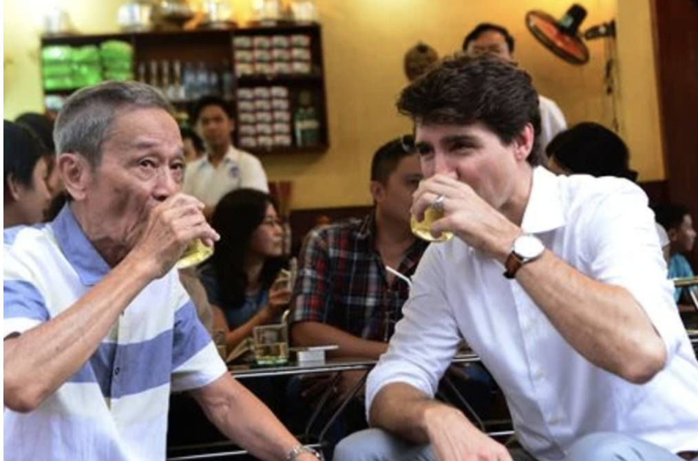 Kh&aacute;ch T&acirc;y đến Việt Nam đ&uacute;ng dịp lễ Giỗ tổ - 30/4 mới hiểu v&igrave; sao ai cũng phải dừng lại chụp ảnh- Ảnh 2.