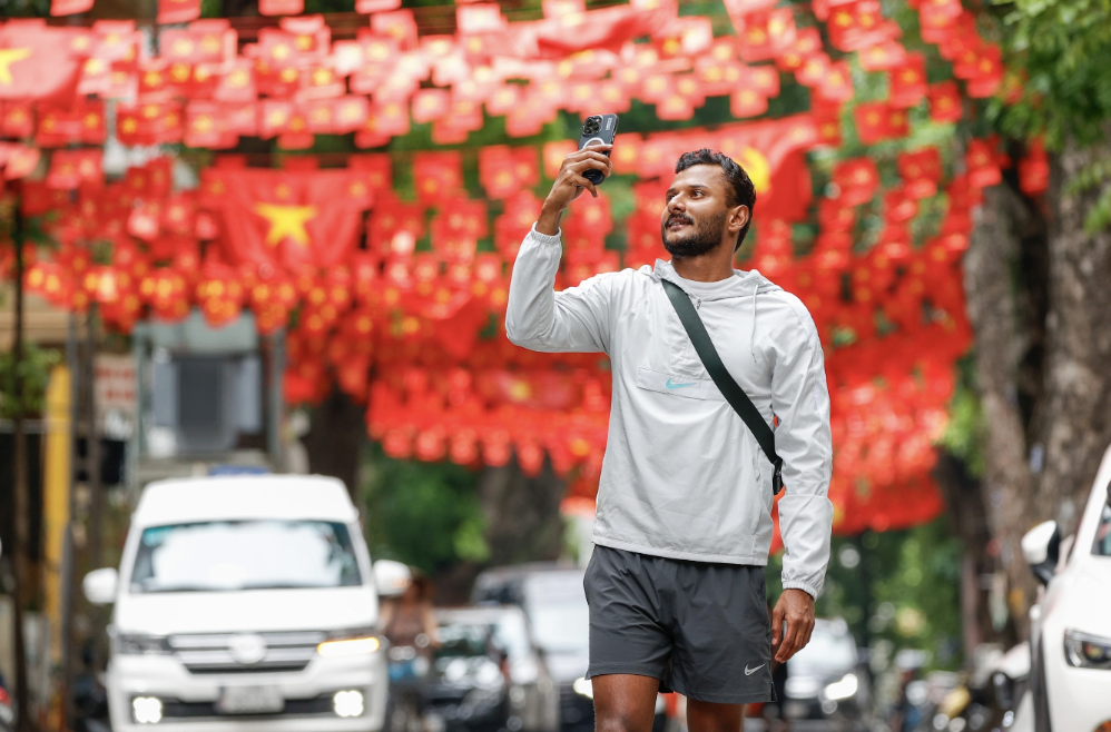 Kh&aacute;ch T&acirc;y đến Việt Nam đ&uacute;ng dịp lễ Giỗ tổ - 30/4 mới hiểu v&igrave; sao ai cũng phải dừng lại chụp ảnh- Ảnh 8.