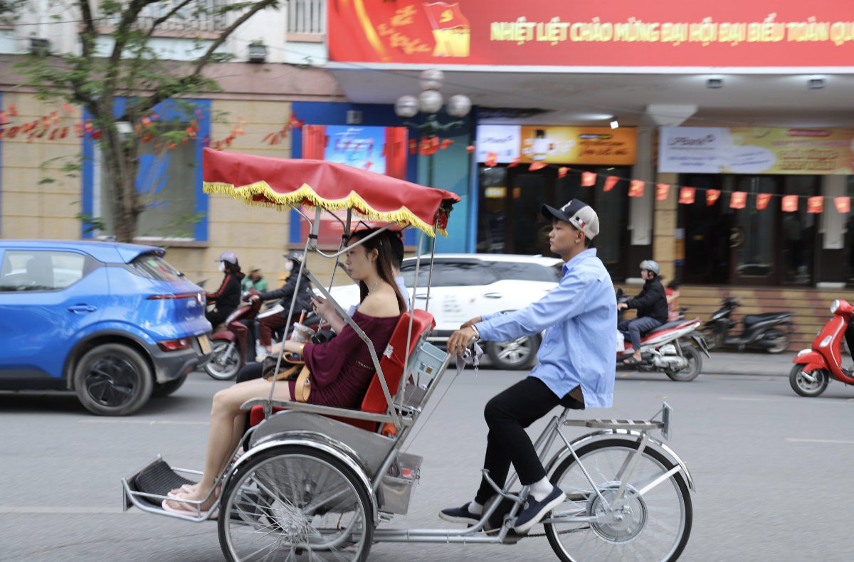 Kh&aacute;ch T&acirc;y đến Việt Nam đ&uacute;ng dịp lễ Giỗ tổ - 30/4 mới hiểu v&igrave; sao ai cũng phải dừng lại chụp ảnh- Ảnh 5.