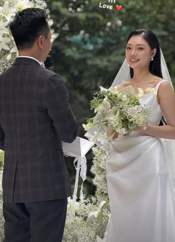 Nữ idol live th&agrave;nh &ldquo;hoa kh&ocirc;i&rdquo; của h&atilde;ng h&agrave;ng kh&ocirc;ng quốc gia Việt Nam, lấy chồng k&iacute;n tiếng, 1 thập kỷ vẫn chưa hết hot - Ảnh 4.