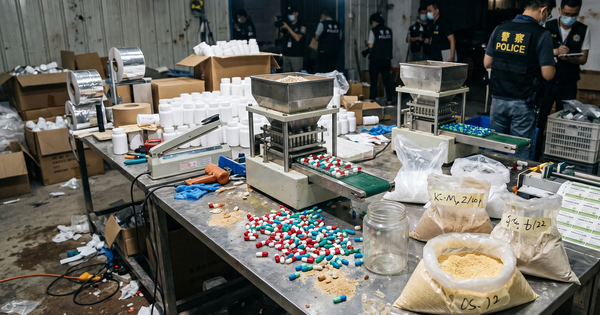 Đột k&iacute;ch 3 xưởng sản xuất, cảnh s&aacute;t ph&aacute;t hiện hơn 65.000 vi&ecirc;n giảm c&acirc;n chứa chất cấm, 43 kg nguy&ecirc;n liệu th&ocirc;, tổng thu lợi bất ch&iacute;nh tới 200 tỷ đồng - Ảnh 1.